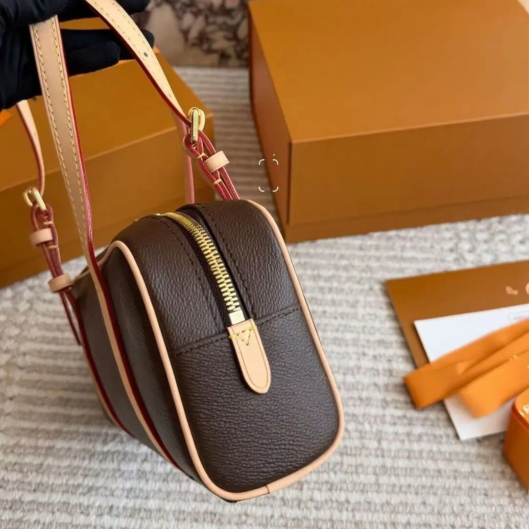

Retro Small Speedy Shoulder Bag, Classic Two-Tone Design, Zipper Closure, Detachable Leather Tag and Customizable Wide Shoulder Straps.