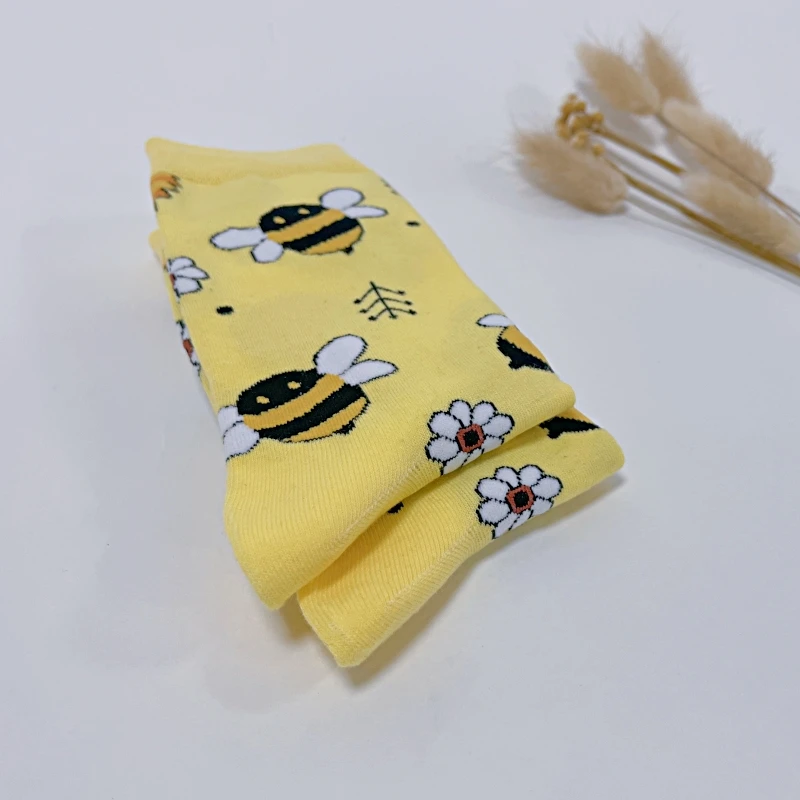 1 Pair Unisex Cartoon Bee Chasing Sunflower Fashion Trend Mid Calf Socks Suit In All Seasons For Daily