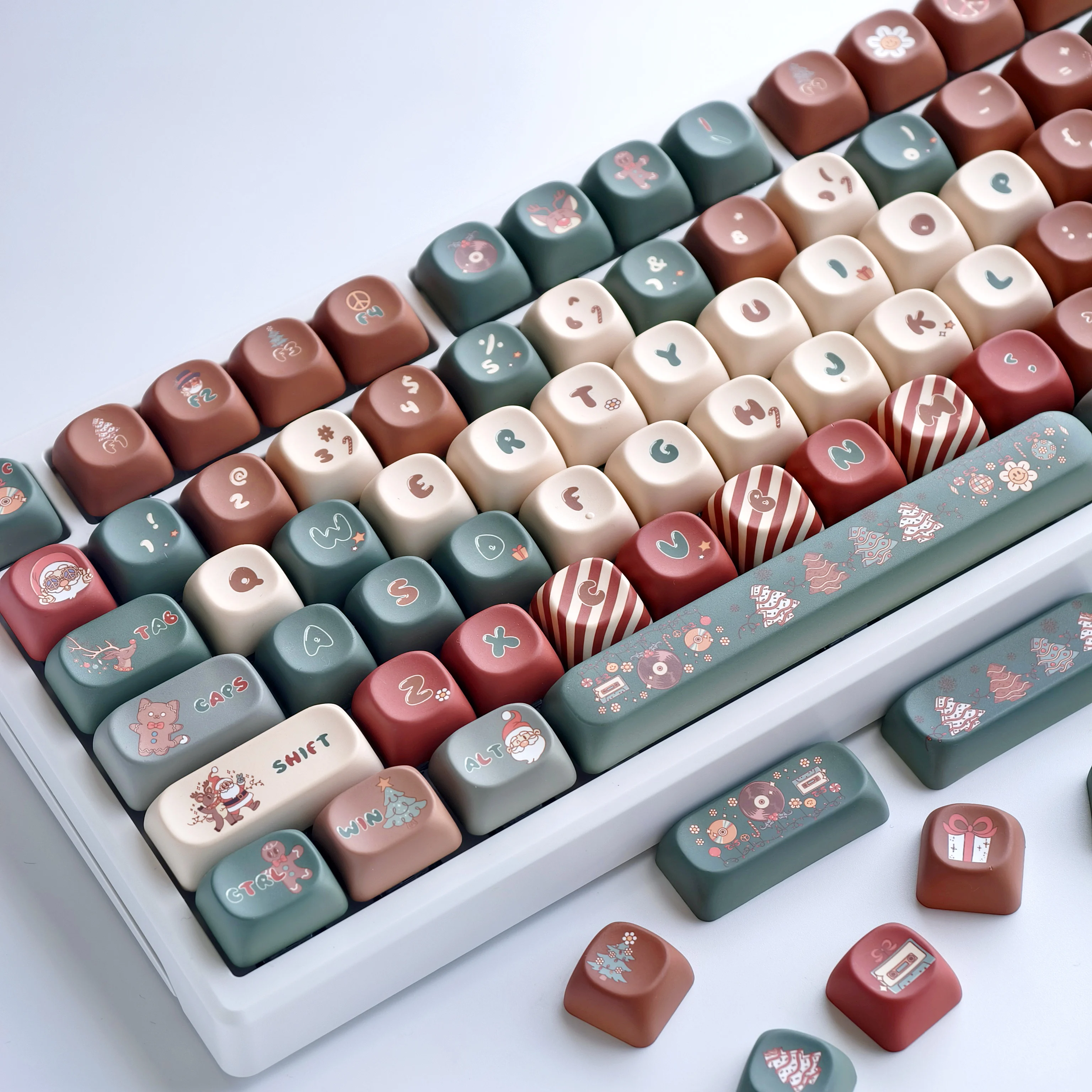 Keycaps Christmas 2025Pbt Mpa Cute Elk Santa Claus Red And Green Color 135Keys Alice Layout Keyboard Keycaps