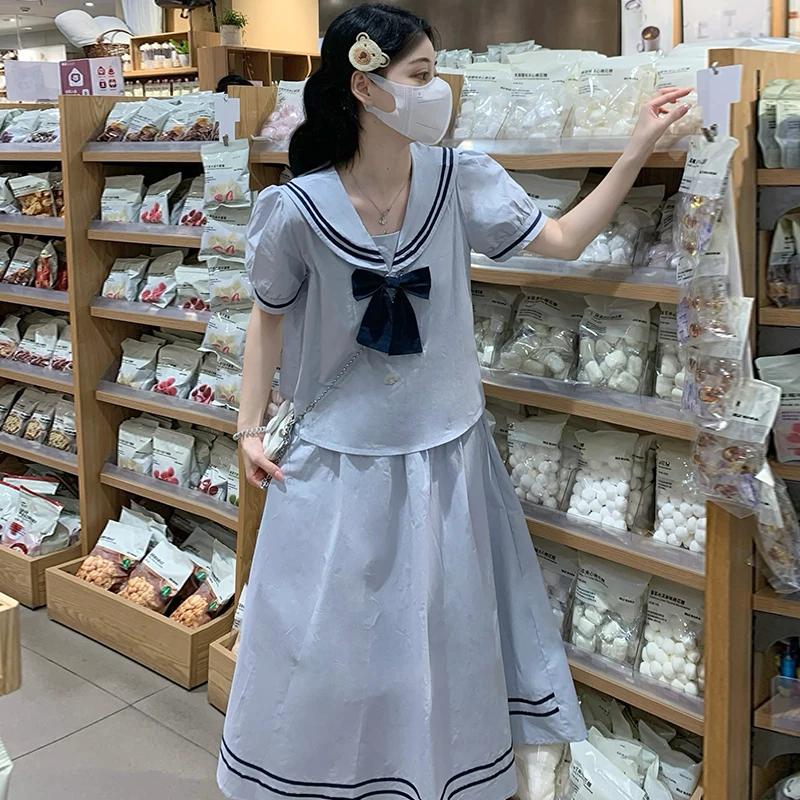 Letni granatowy strój marynarski damski lub zestaw marynarski dwuczęściowy, podkreślający figurę, młodzieżowy, spódnica, damski komplet.