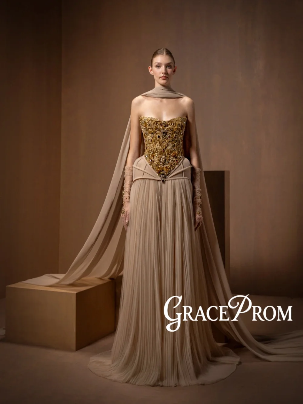 

2026 Golden Beaded Corset Evening Dress Pleated Elegant Strapless Wedding Party Gowns Customized Stunning Banquet Gowns