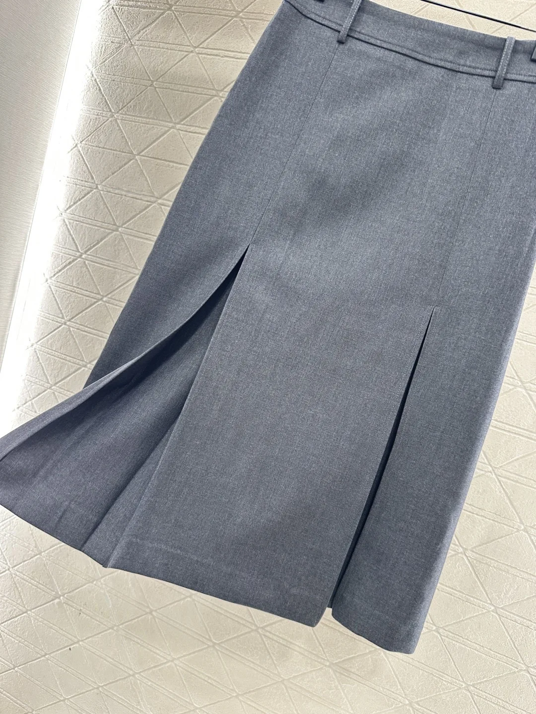 Nuevo elegante, moderno, minimalista Logo longitud media plisado cintura alta A-line media falda ropa de mujer