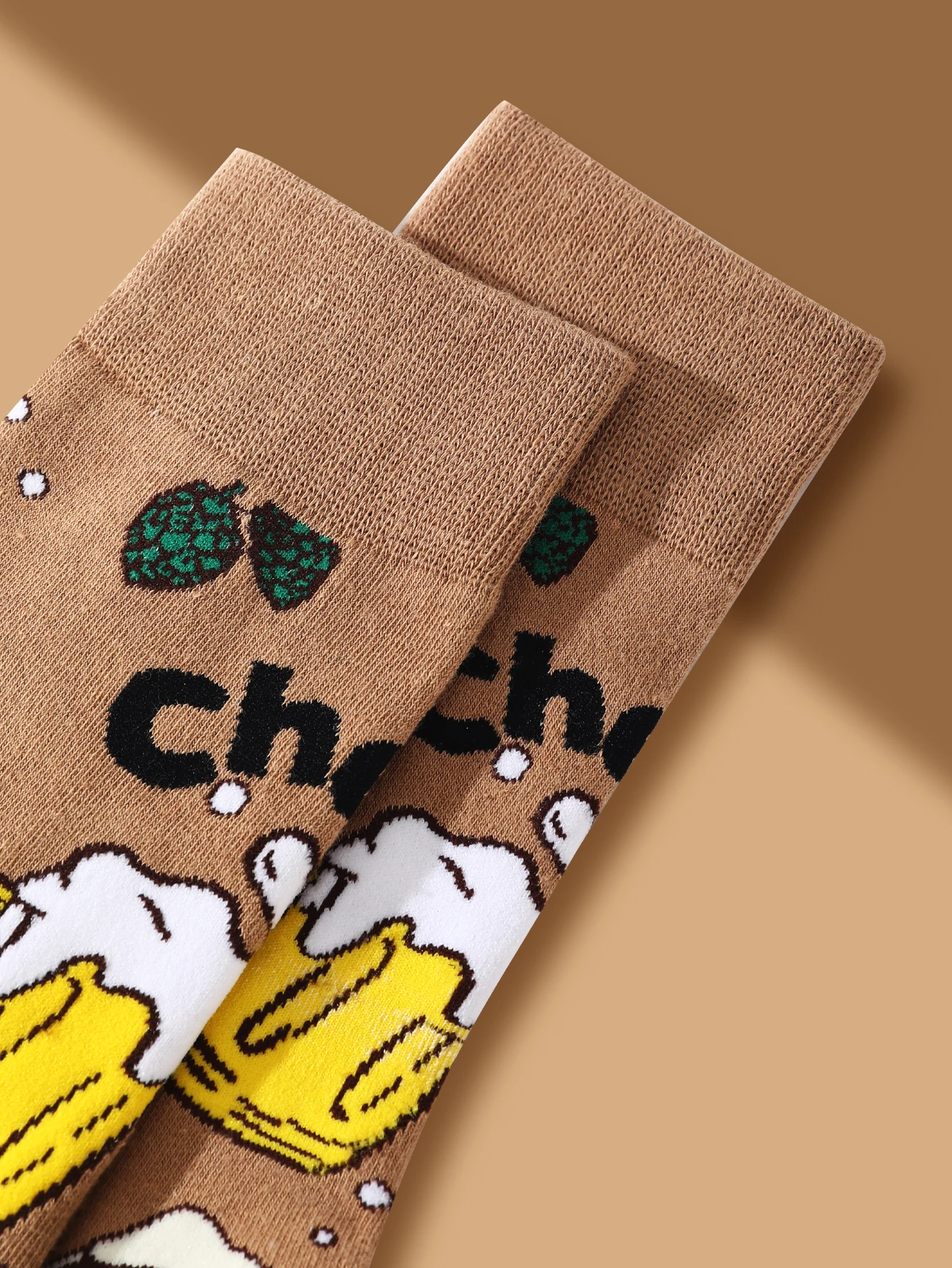 زوج واحد من الجوارب لمنتصف الساق للرجال والنساء، يتميز بيرة مبتكرة بتصميم عملية ومناسبة لهدايا العطلات.