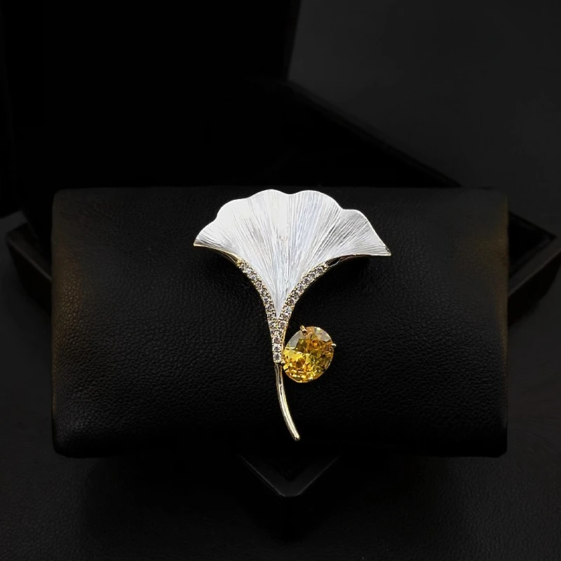 

Ginkgo Leaf Plant Brooch Women Suit Accessory Luxury White Luxury Cardigan Coat Pin Elegant Decoration Jewelry Wedding Gift 5626