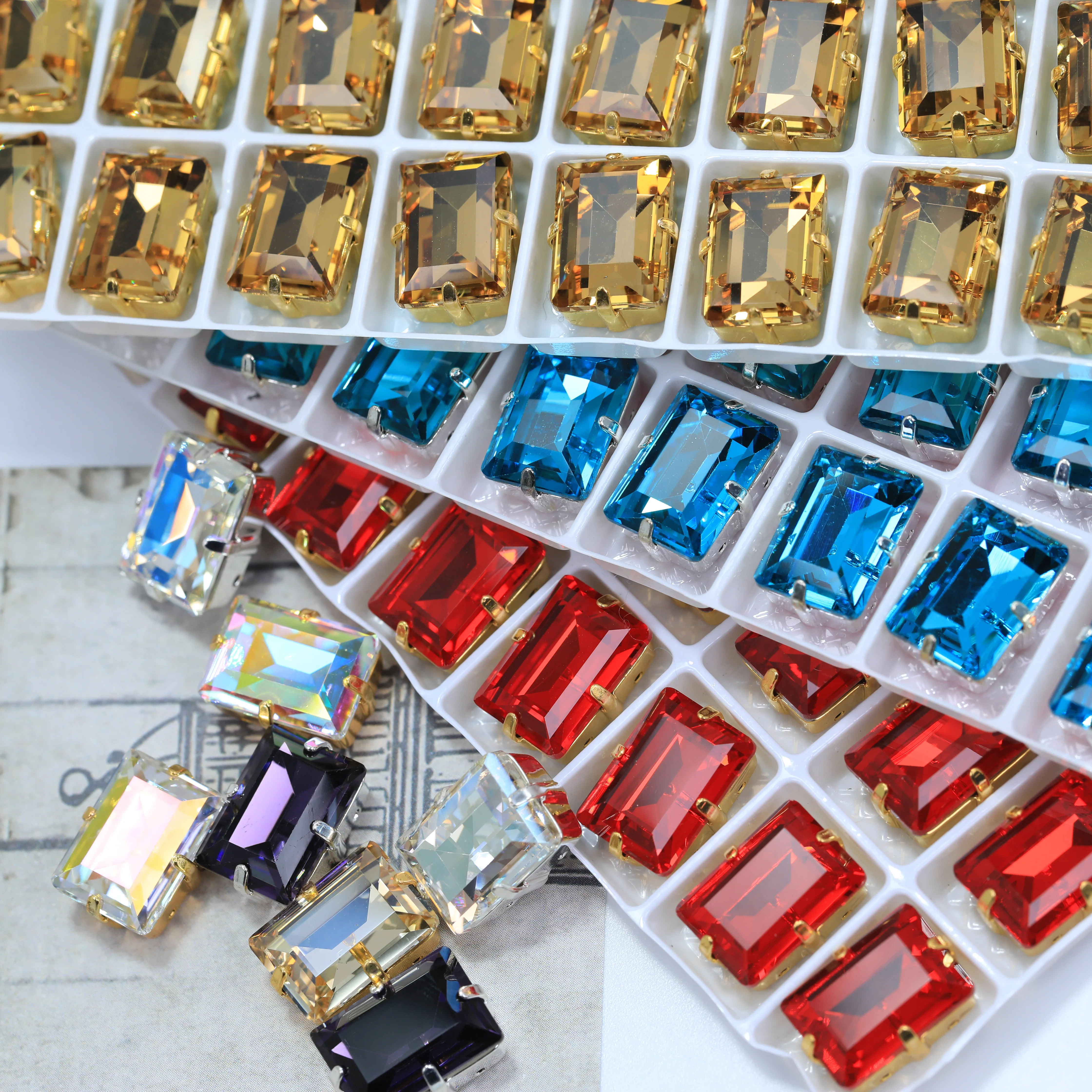 Hochwertige rechteckige Krallensteine aus Glaskristall, bunte, glänzende, gestuifte, handgenähte Steine für DIY-Gepäck, Schuhe, Kleidung und Nagelkunst. – Detail 2