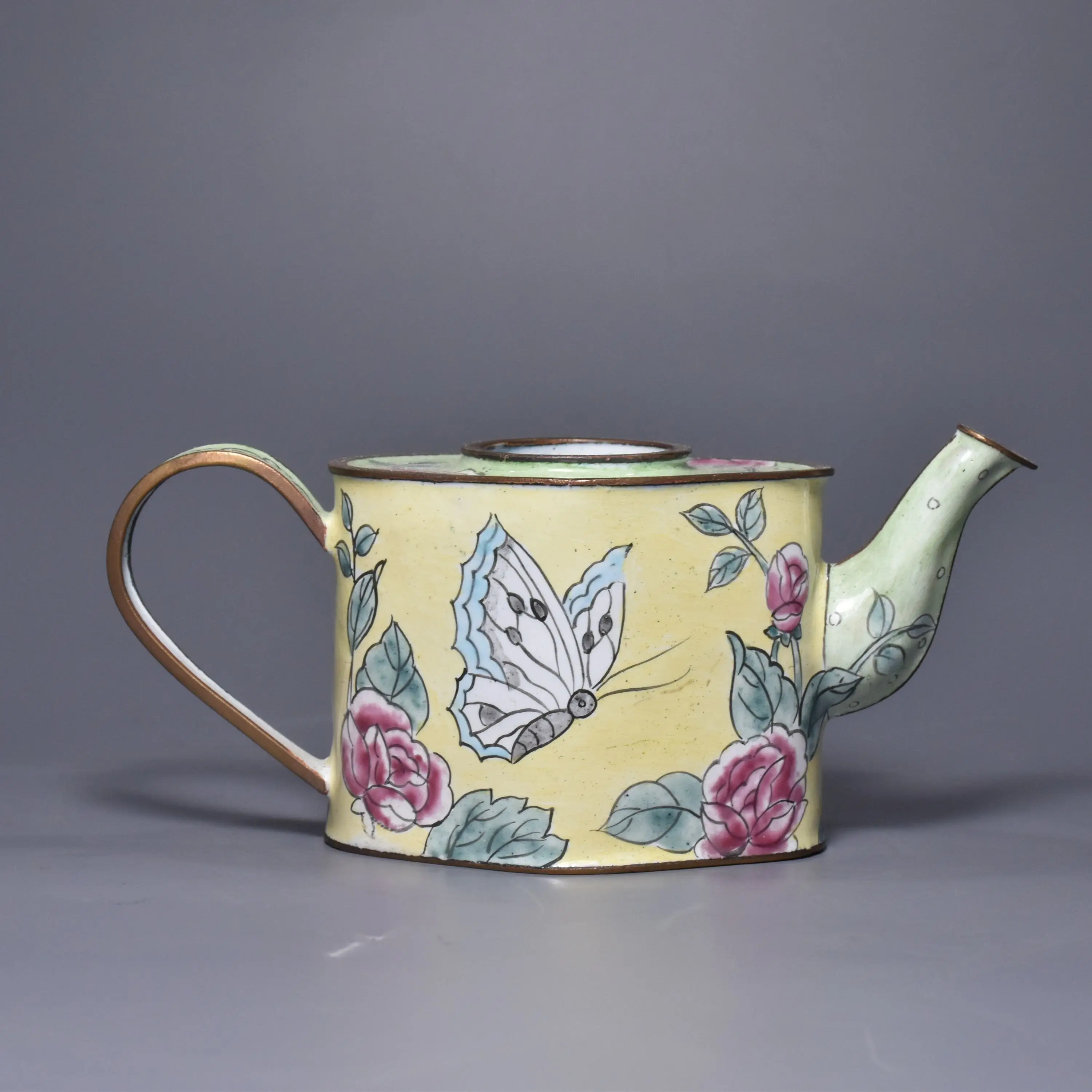 

Антикварная медная ваза с ручной росписью из фиолетовой медной основы с эмалью cloisonome с пионами и бабочками.