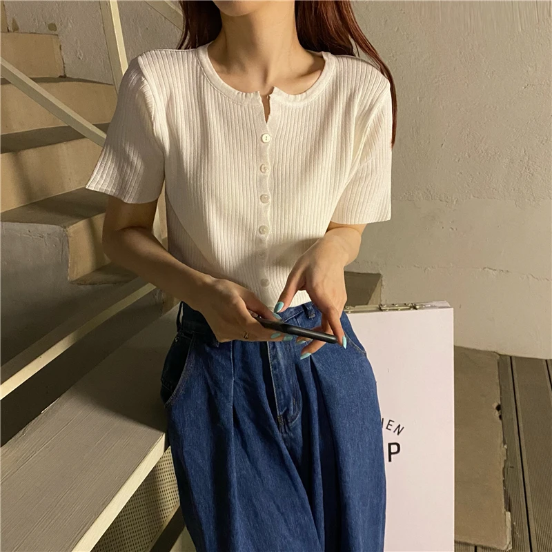 تيشيرت نسائي خفيف الوزن صيفي محبوك بأكمام قصيرة وياقة على شكل حرف V بتصميم حريري جليدي وأزرار، مناسب للارتداء الخارجي كسترة ك...