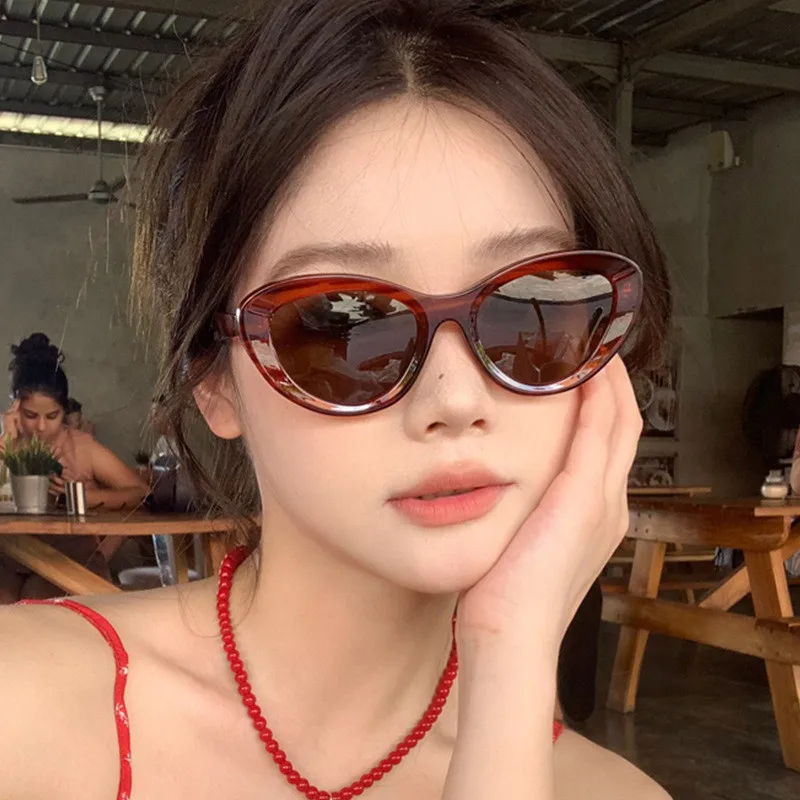 Fashion Cat Eye Sunglasses Stripe Frame Brown Red Glasses Personalized Women Party Versatile Retro UV400