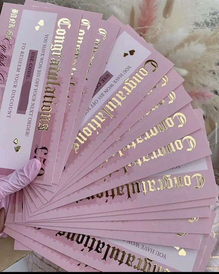 طباعة تصميم قسائم هدايا من رقائق الذهب المرتفعة المخصصة مع شعار وتصميم QR حديث ومتطور لبطاقات عملك