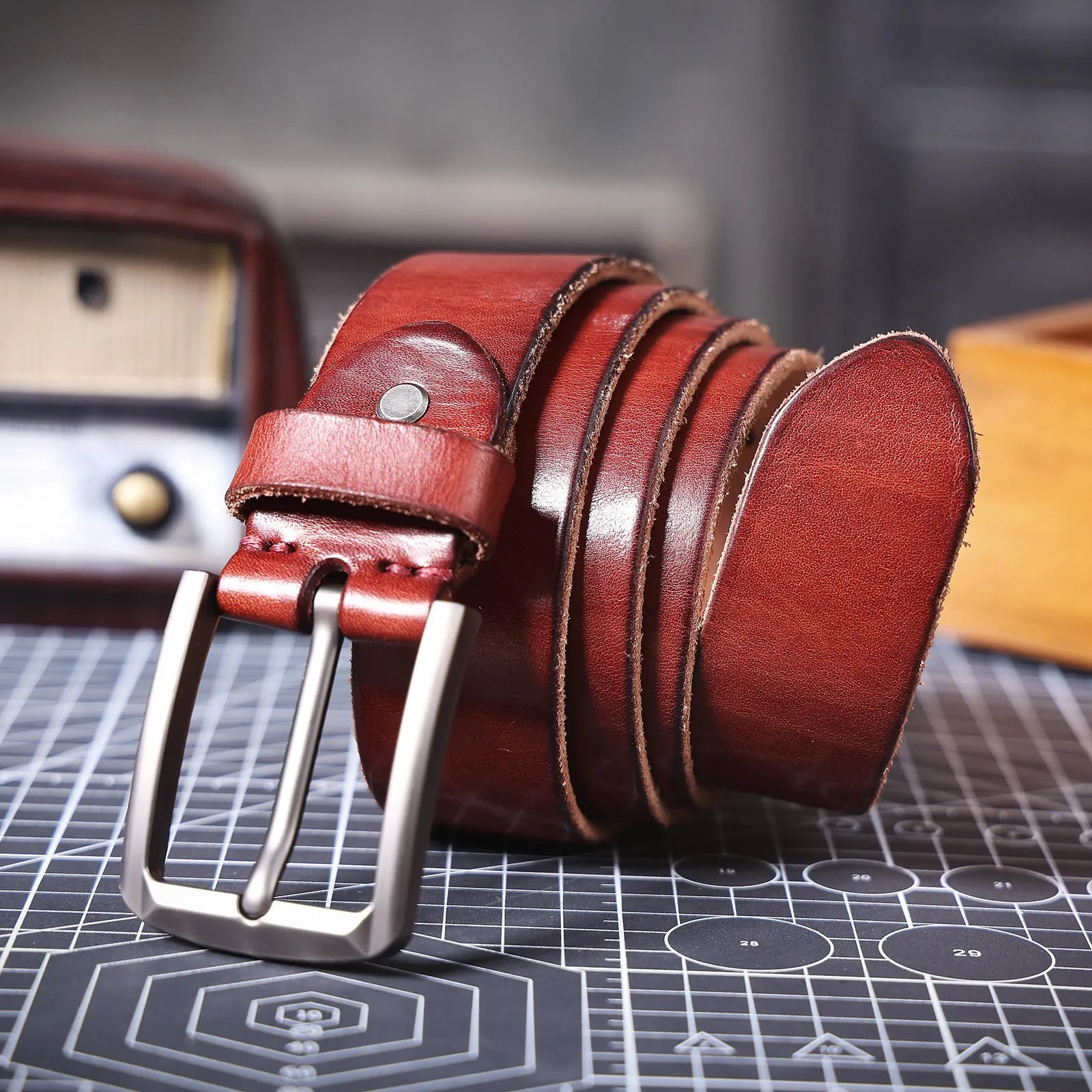 S.WORKER Klassischer Herrengürtel aus echtem Leder mit Dornschließe aus Legierung, Oberschicht aus Rindsleder, Retro-Freizeitgürtel für Jeans mit Geschenkbox – Detail 25