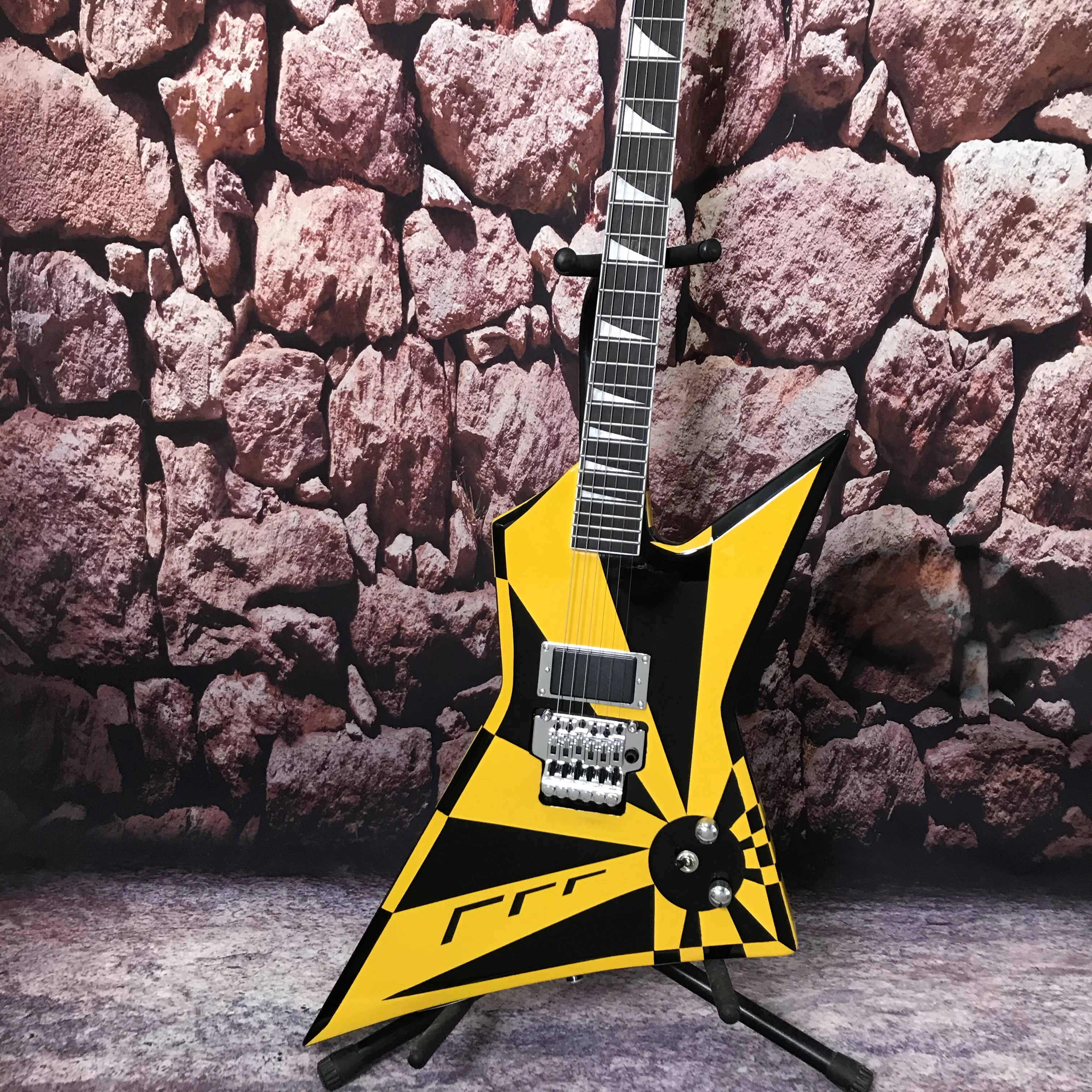 

Factory customization 6-string electric guitar yellow and black color tremolo system mahogany neck Fast delivery