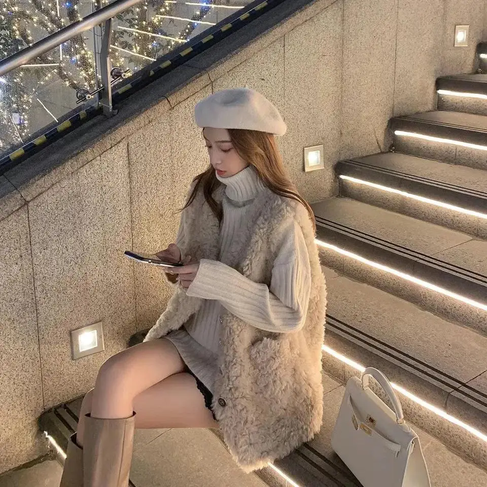 Stylish Mommy Autumn Winter Short Particle Fleece Vest Jacket Women's Middle-Aged And Elderly Lamb Velvet Vest Button Splice