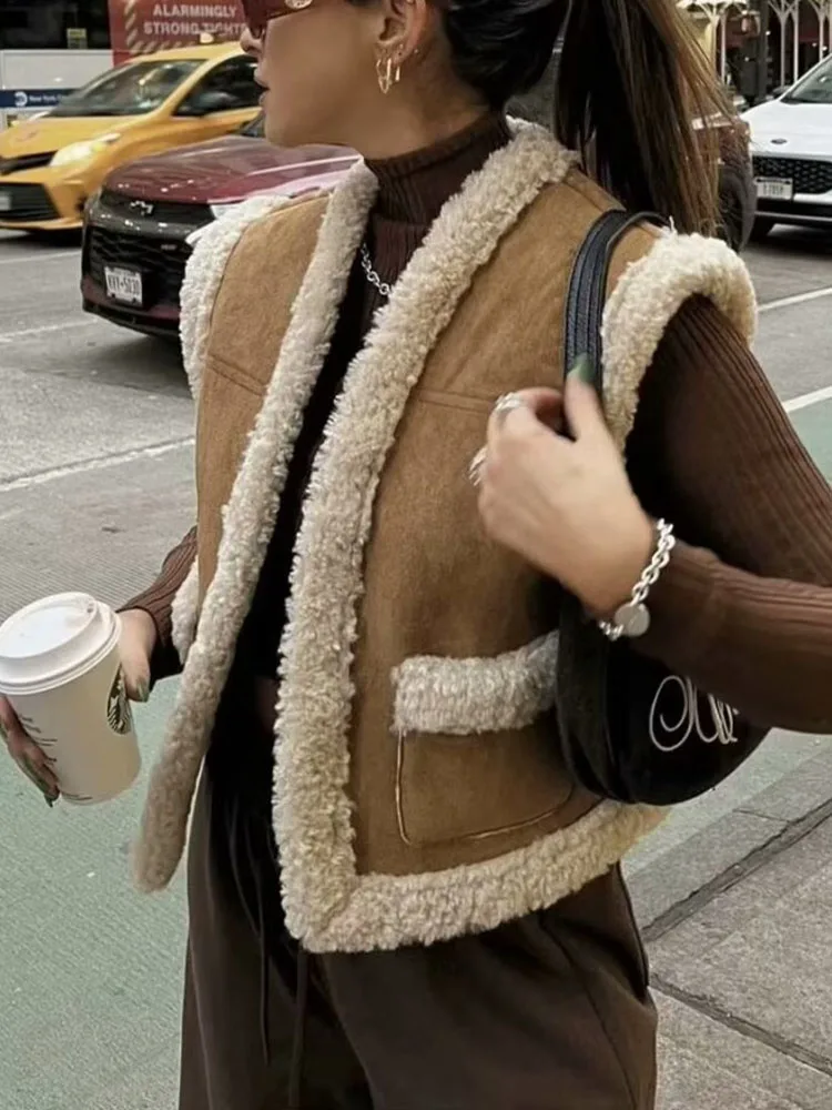 Vintage Women's Lamb Wool Vest Jacket One-piece Thickened sleeveless Vest 2024 winter New Female Fur Coat Brown solid color vest