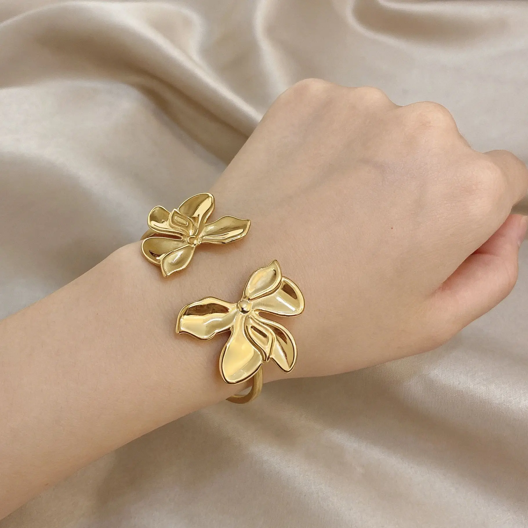 

Elegant Large Flower Stainless Steel Bracelet for Women Fashion Gold Silver Color Waterproof Opening Bangle Daily Jewelry Gift