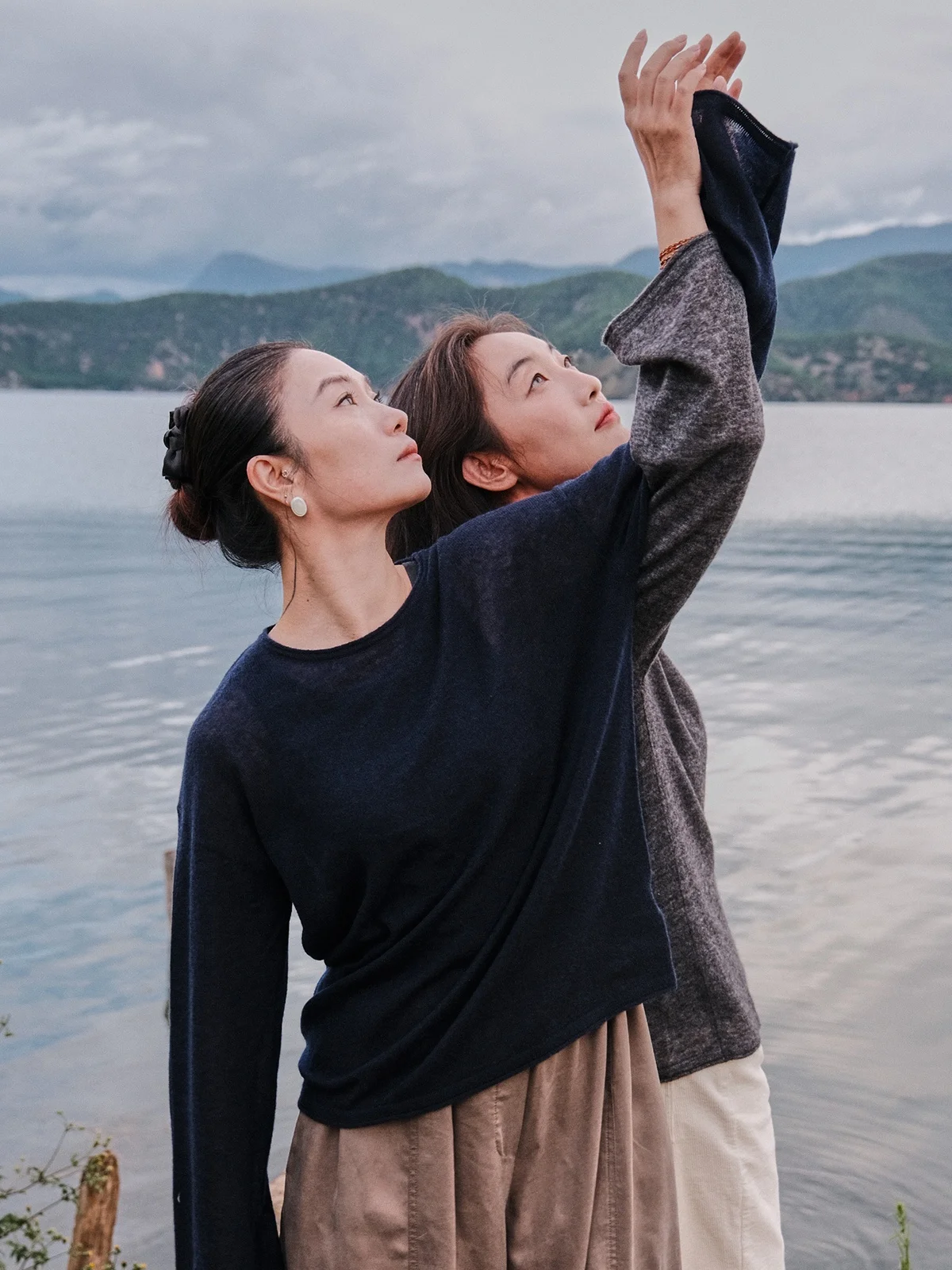 

Женская трикотажная кофта Vitatha Water Cloud из дышащего шелка с эффектом микропрозрачности и свободным кроем, с манжетами