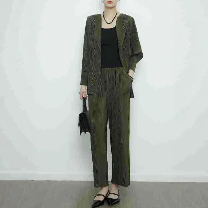 بدلة نسائية لخريف 2026 بطيات من Miyake مكونة من قطعتين سترة صوفية ذات ثنيات عالية الجودة وسراويل مستقيمة مع مجموعة كاملة من #1