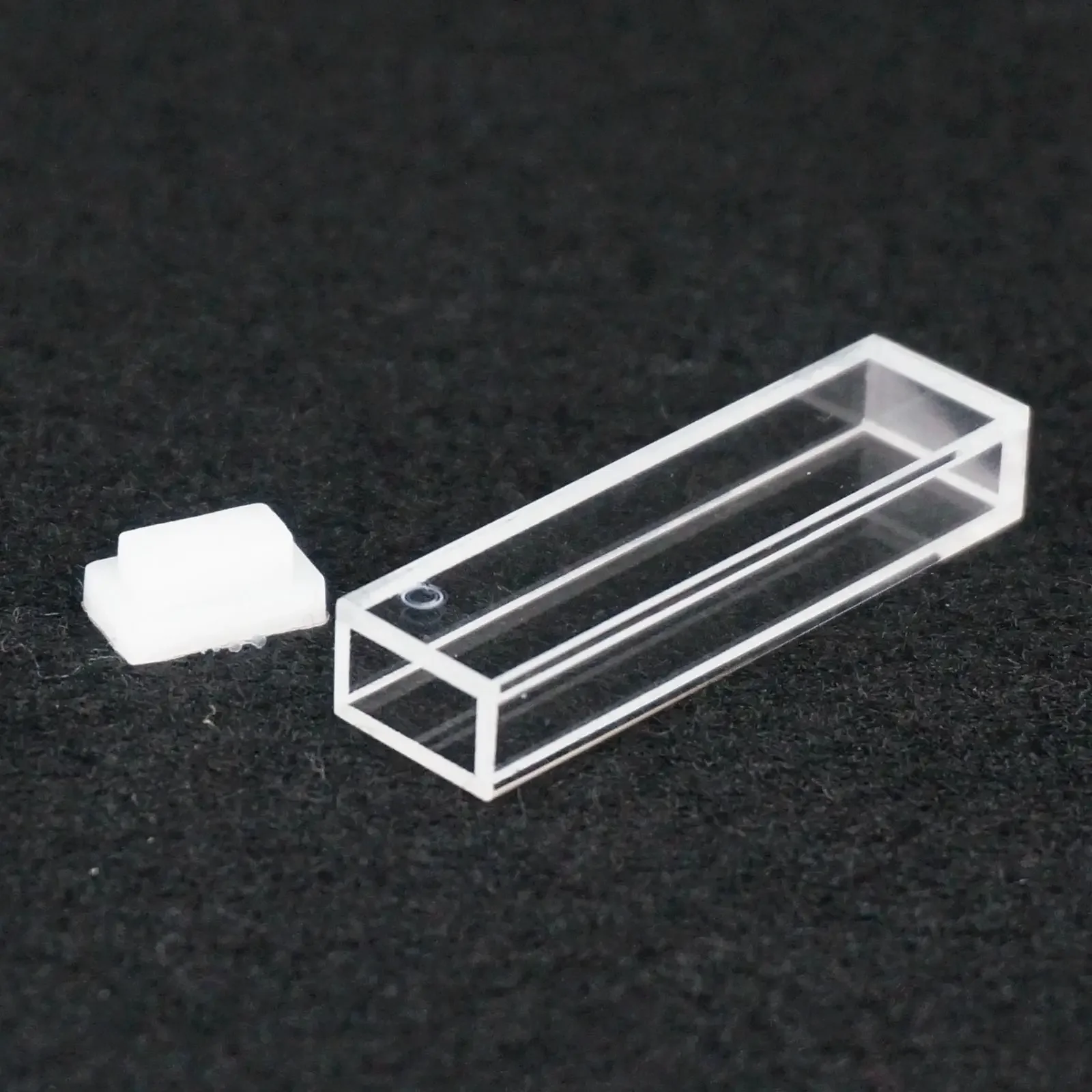 Célula de cubeta de cuarzo JGS1 de longitud de camino de 5 mm x 10 mm con tapa de PTFE para espectrómetro de fluorescencia