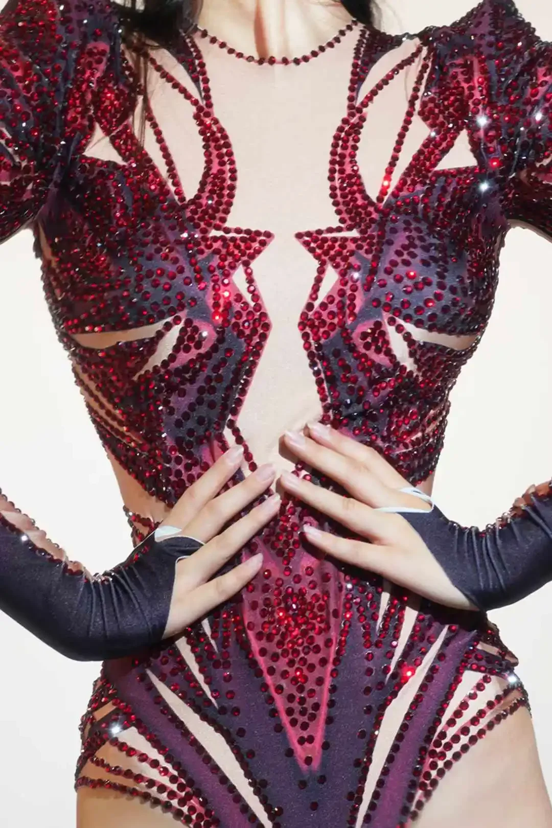 Kombinezony z czerwonego, błyszczącego materiału z dżetami dla kobiet, kostiumy bogini, na studniówkę, do Las Vegas, na występy taneczne, dla drag queen.