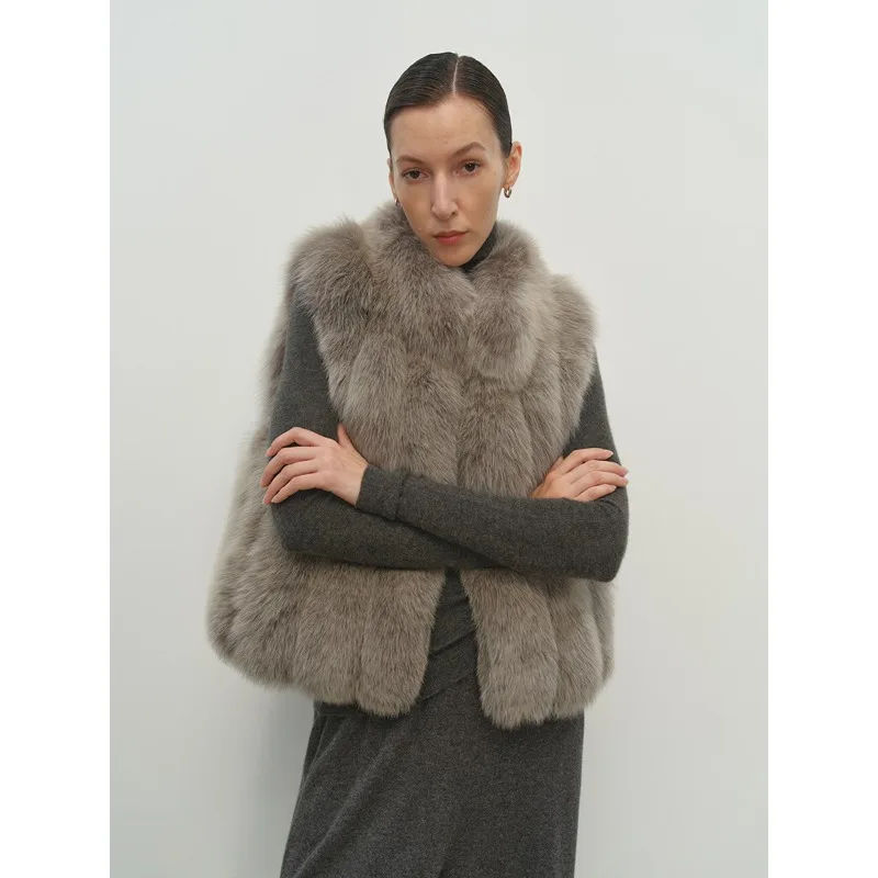 スタイリッシュに重ね着された、フィンランドから輸入されたブルーフォックス、背毛、スタンドカラー、縦列の毛皮、ベストショートシュジュエジン