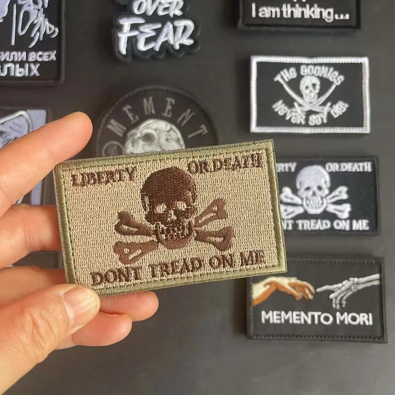 Inspirierendes Emblem, Memento Mori, Glaube über Angst, Bleib positiv, gib nie auf, gestickte Applikation, Moralabzeichen, taktische Patches – Detail 3