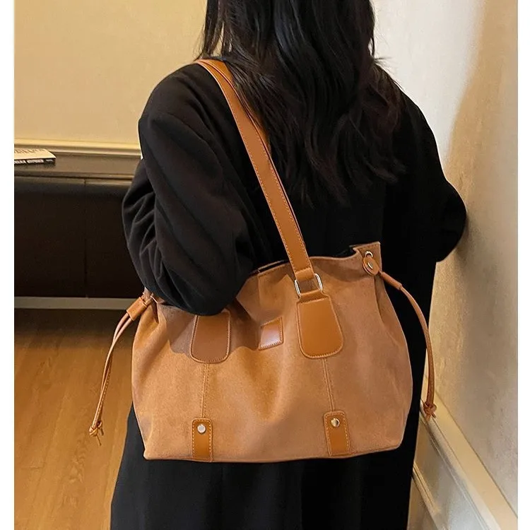 Nowa damska torba typu tote z matowego zamszu na rok 2025, retro torebka crossbody o dużej pojemności, skórzany regulowany pasek na ramię do pracy i podróży. ​