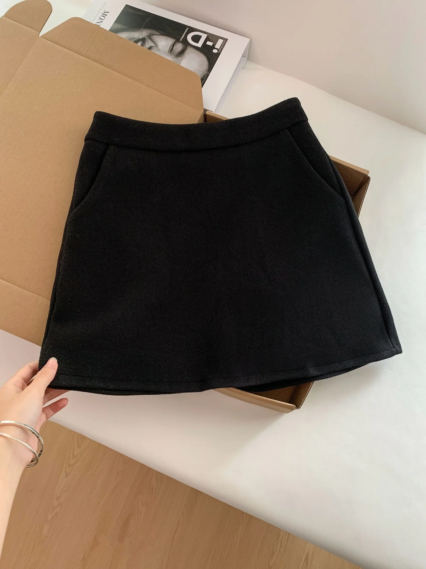 

Slimming High Waist Woolen Skirt for Women Prevents Exposure Suitable for Autumn Winter Commute Casual Scenarios