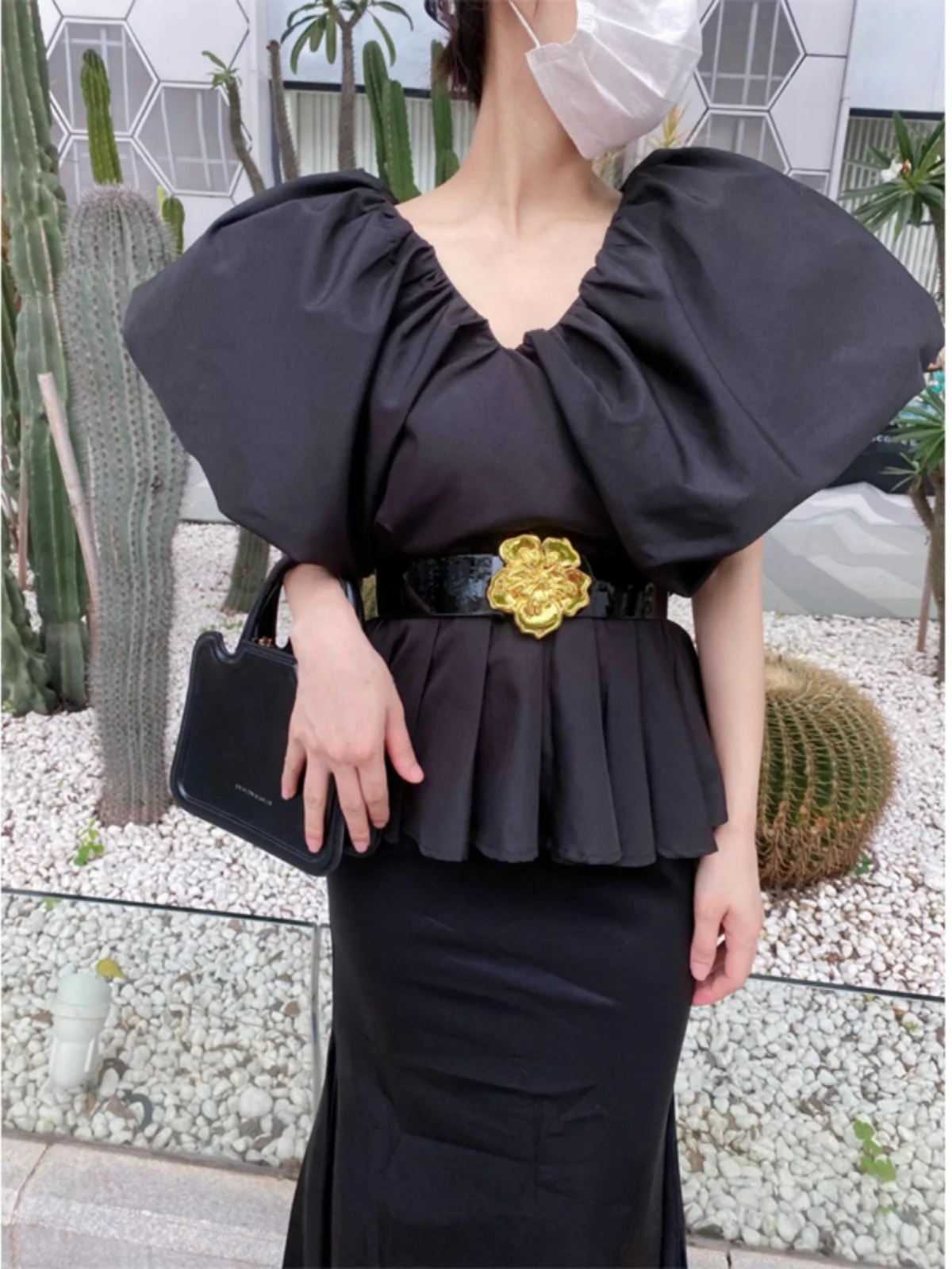 

Summer 2026 Women's Faionable Versatile Design V-ne Slimming Bubble Sve irt Original Design High Waist ort Sve