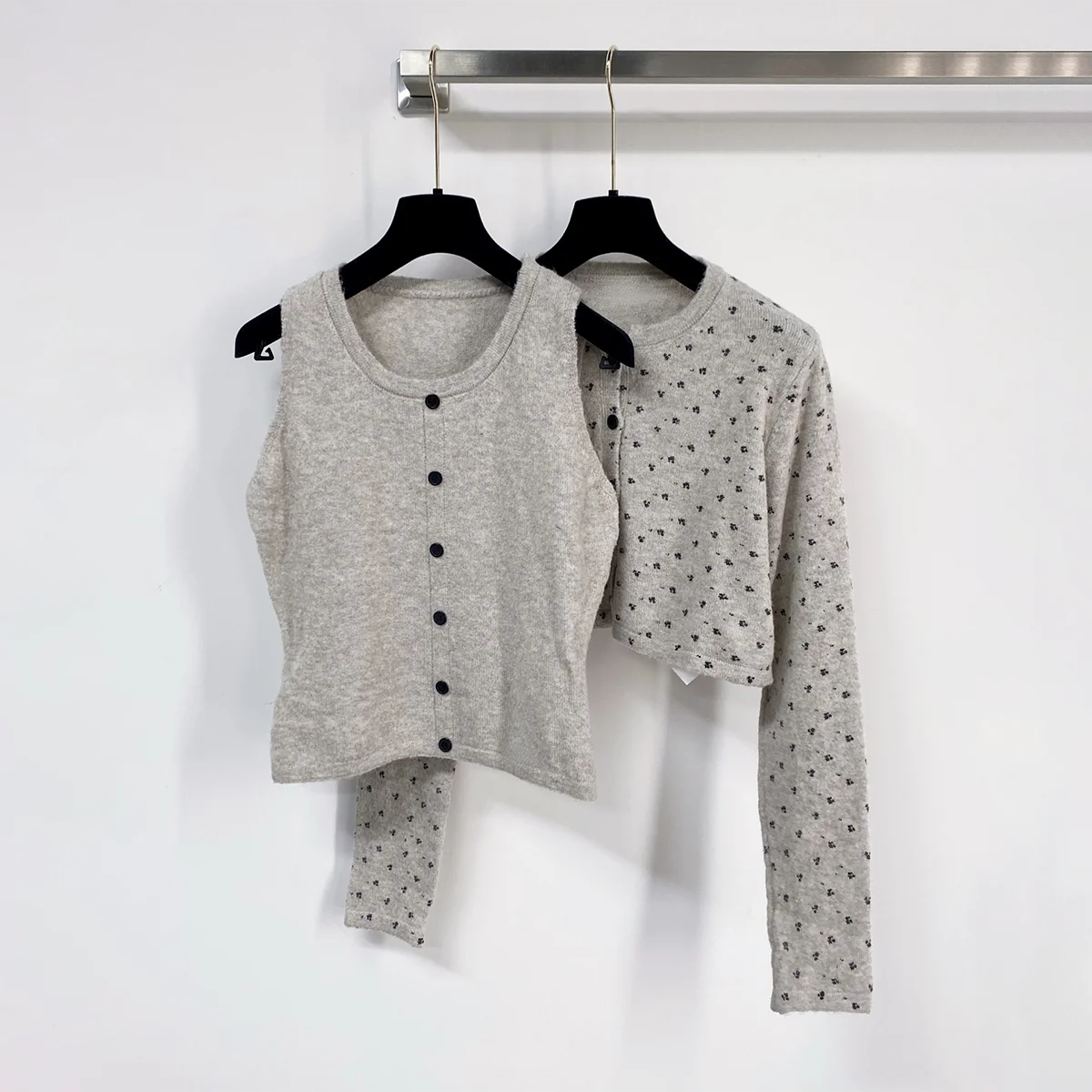 2026 Cárdigan de manga larga con estampado floral de alta calidad para mujer, conjunto de chaleco de punto de color liso con cuello en U para combinar - 26919152