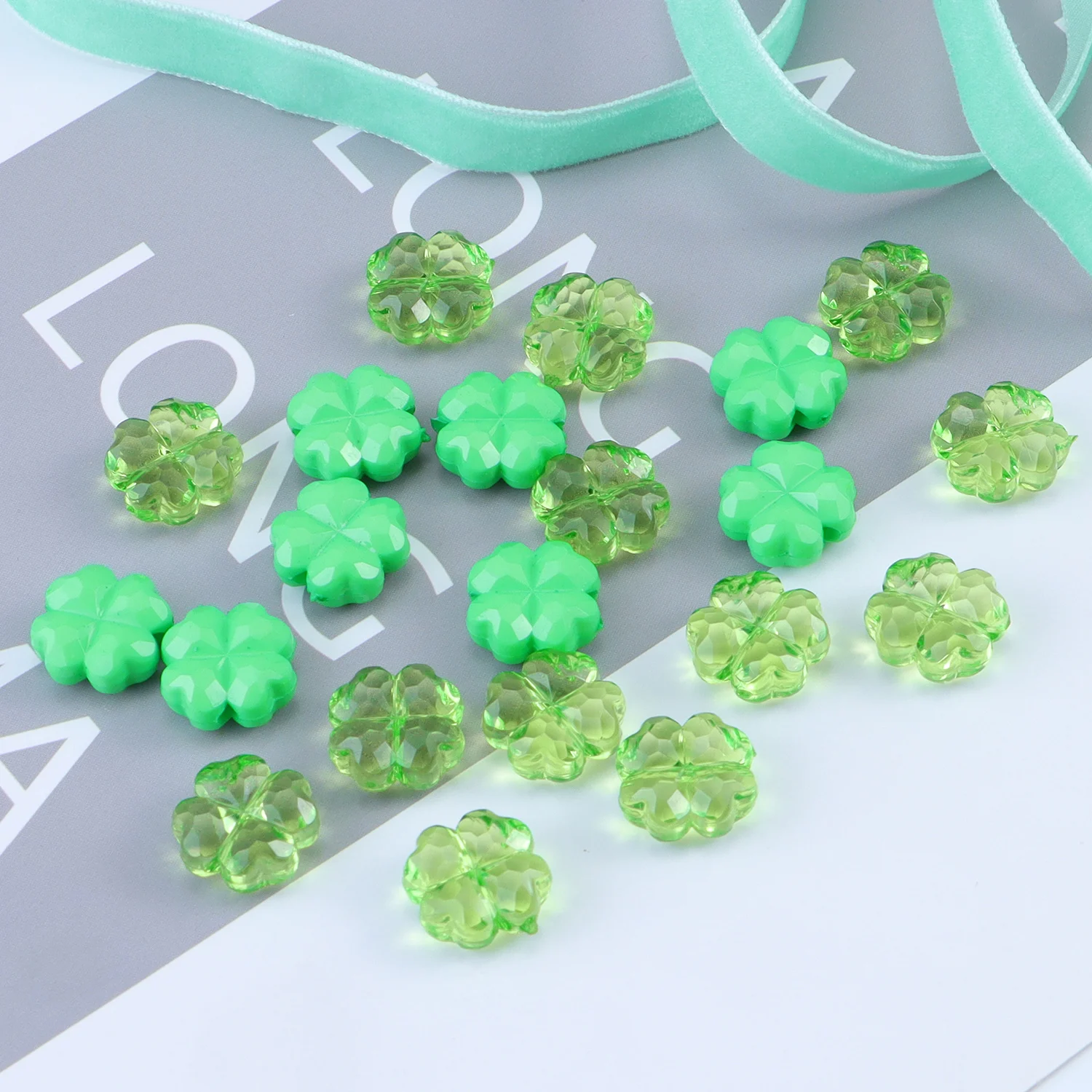 100 Stück St. Patrick's Day Acrylperlen, glückliches facettiertes Kleeblatt, transparent, grün, für Zuhause, Party, Dekoration, Schmuck, Halskette – Detail 4