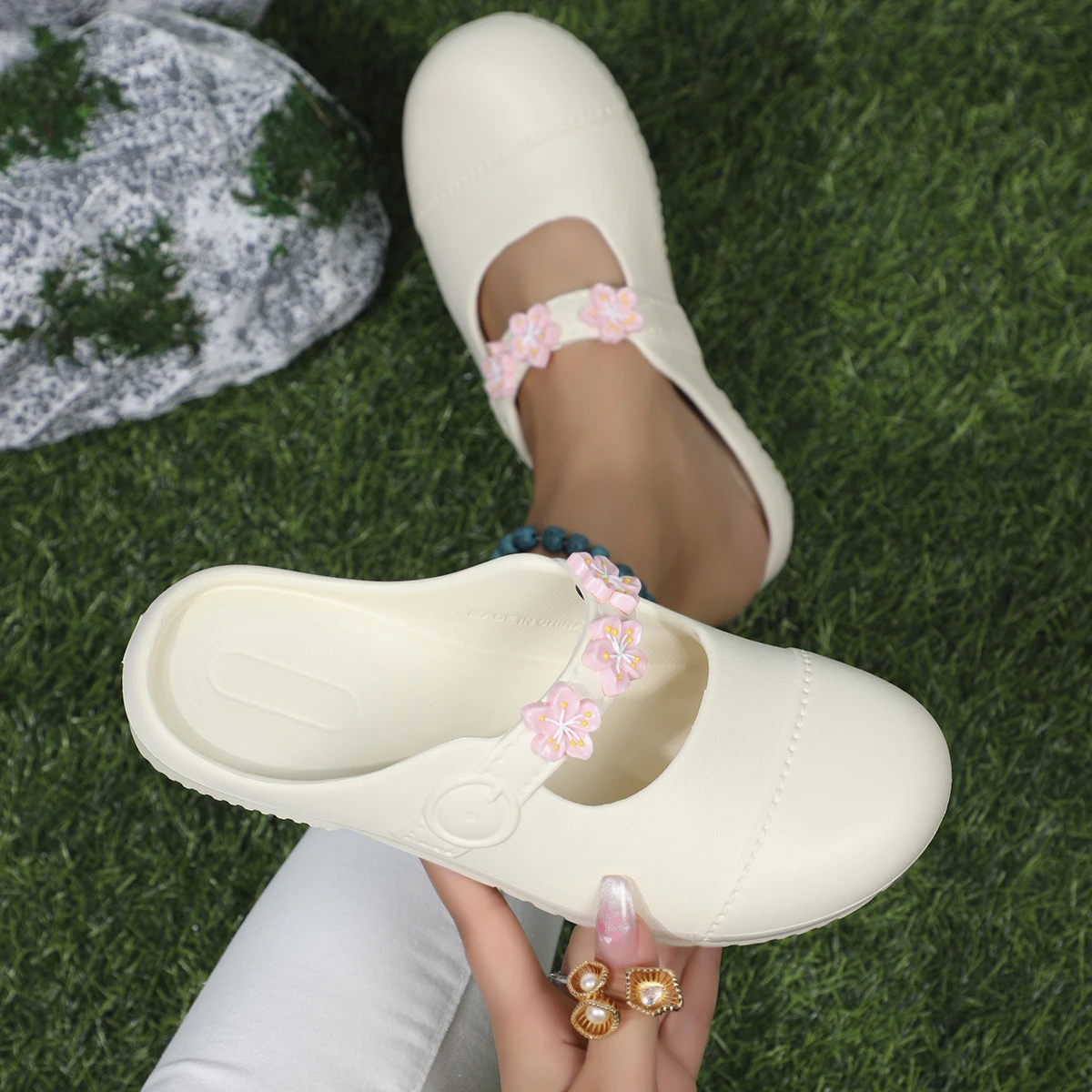 Summer Ladies Lazy Shoes Closed-toe Non-slip Cosy Nude Shoe Flower Sandals for Women Fashion EVA Slippers White Women Flip Flops