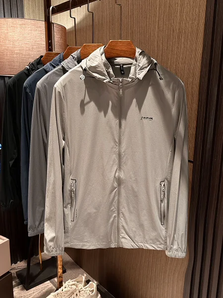 

Мужская летняя модная городская куртка из дышащей быстросохнущей ткани с защитой от УФ-излучения, оригинальная пряжа, четырехсторонняя эластичность, съемный капюшон, крутая...