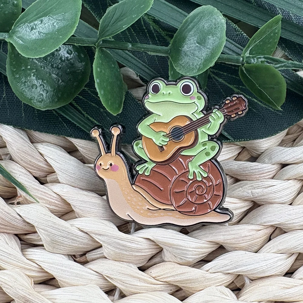 Cottagecore Frosch, der Gitarre auf einer Schnecke spielt, Emaille-Pin, Kawaii Tier-Brosche, Ästhetisches Musiker-Frosch-Abzeichen, Schmuckgeschenk, Naturliebe – Detail 9