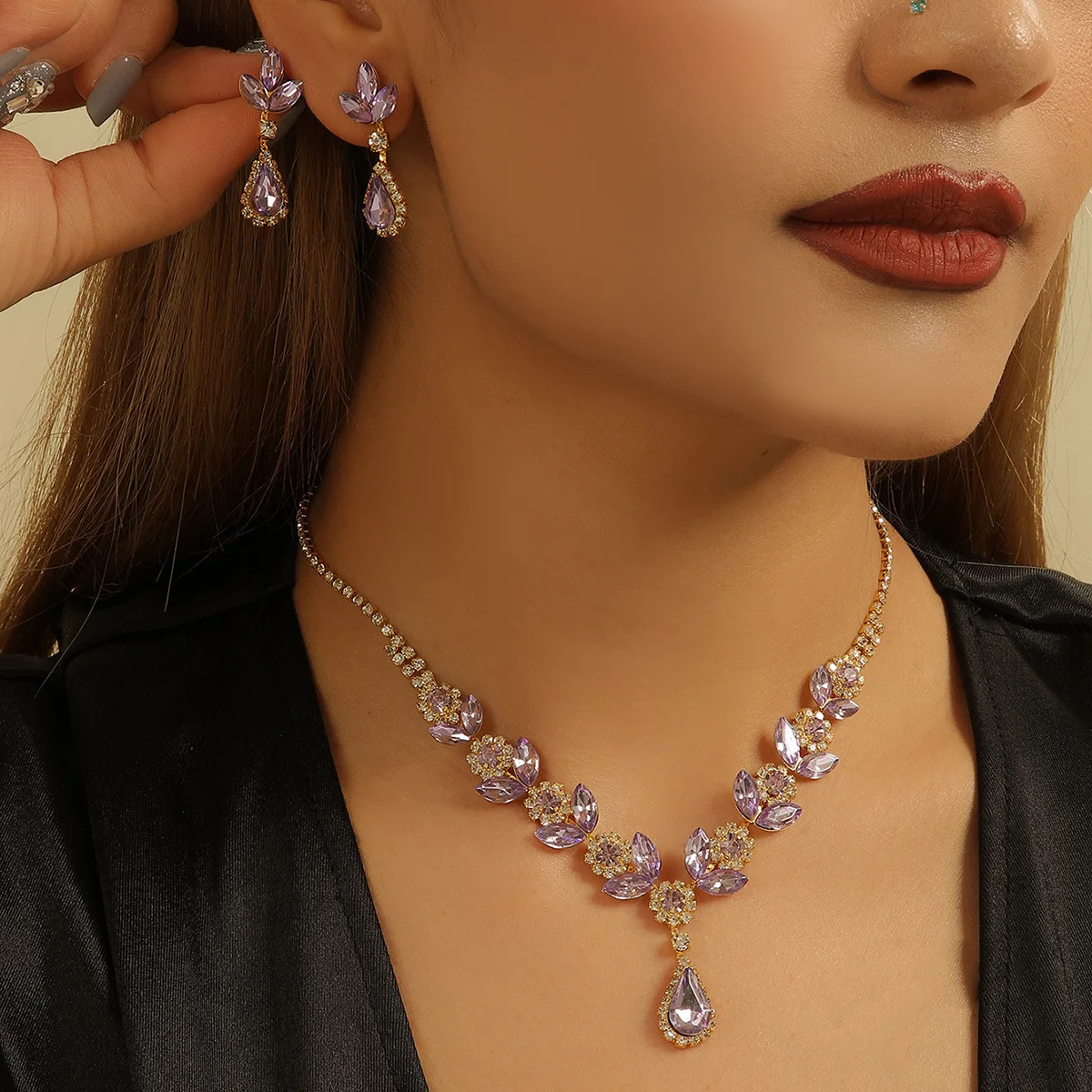 Set Kalung dan Anting Berlian Kristal Wanita 3 Buah Perhiasan Pernikahan Logam Aksesori Pakaian Sehari-hari untuk Pengantin dan Wanita