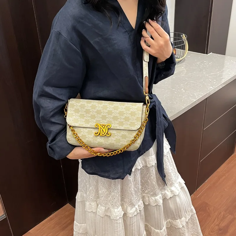 

Stylish Leather Shoulder Bag for Fashionable Women, Popular Messenger Bag with Elegant Classic Touch by Famous Designer