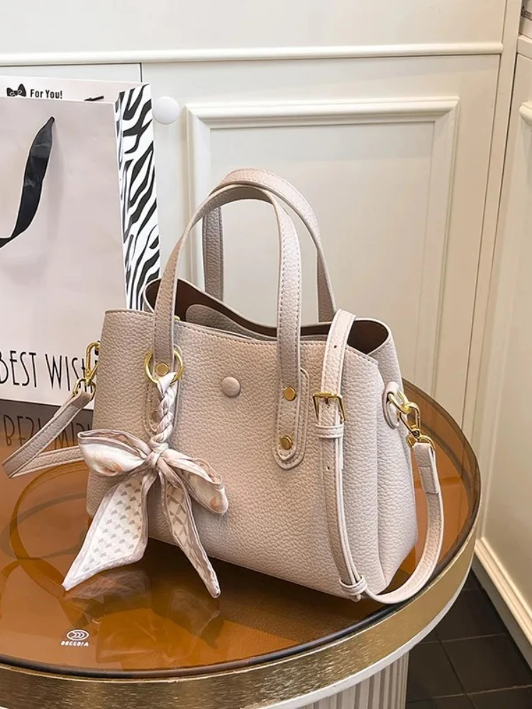 

Сумка-тоут с принтом шарфа 2024, текстурированная сумка через плечо для женщин, роскошная сумка через плечо, модная сумка «день-ночь», шикарная пригородная сумка ​