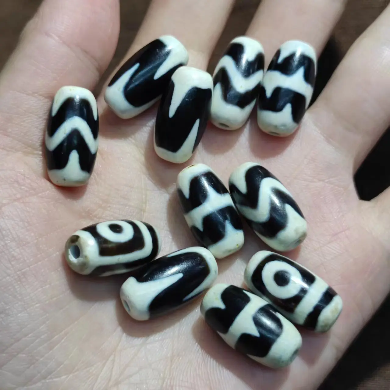 

1pcs/lot natural multi-pattern old agate dzi Black and white Weathering lines uniform Rare breeds Accessories jewelry amulet diy