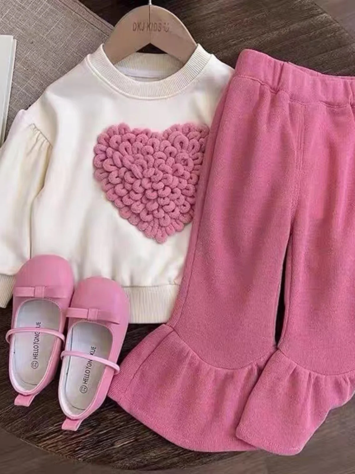 

Модный корейский комплект свитшотов для девочек с верхним топом с принтом сердца и расклешенными брюками, костюм из двух предметов, осенняя коллекция...