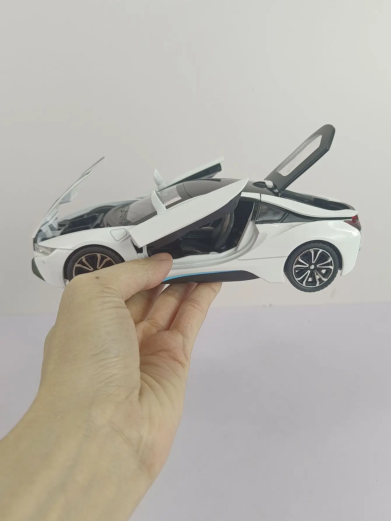 Scala 1/22 BMW I8 modello di auto sportiva luce sonora pressofusi congiunti giocattoli veicoli bambini auto regalo Voiture decorazioni per la casa in miniatura