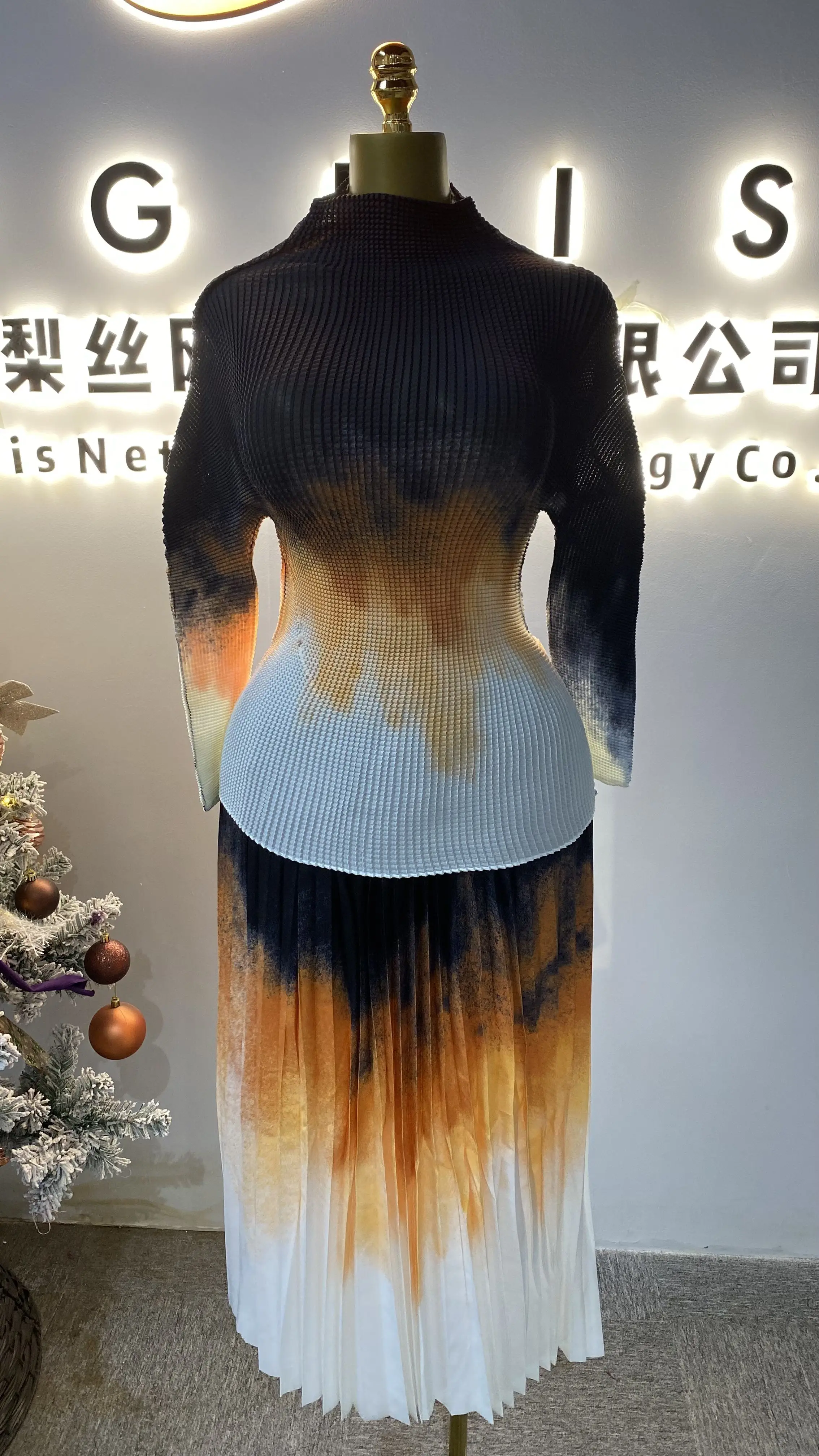 

2025 Gradient Color High-Waisted Women's Long Pleated Skirt - Fashionable Design-GZXX028