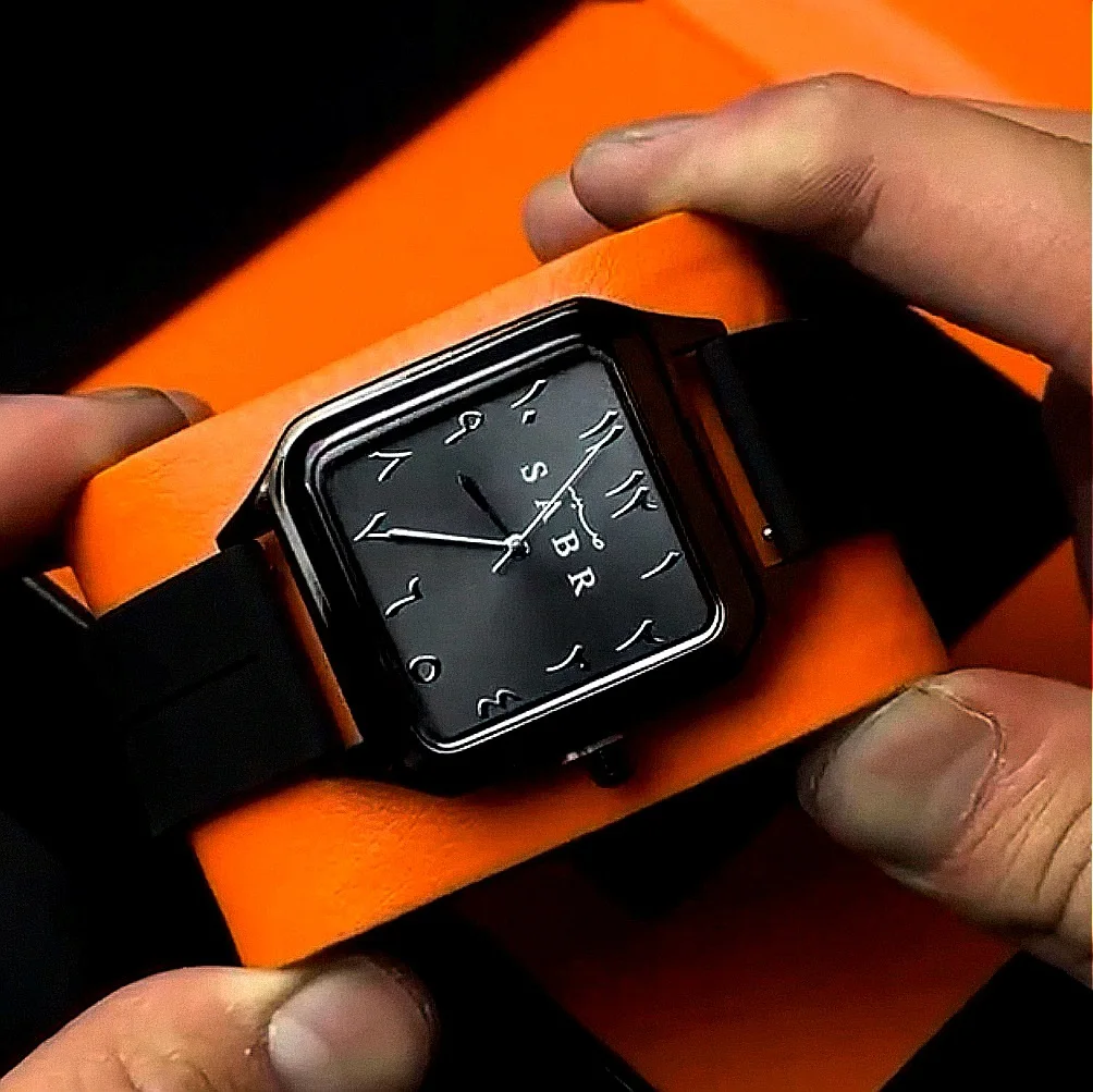 2025年 メンズ高級スクエアクォーツ腕時計 ステンレススチール ラバーバンド ローマ数字カレンダー付き腕時計 イギリスブランド腕時計