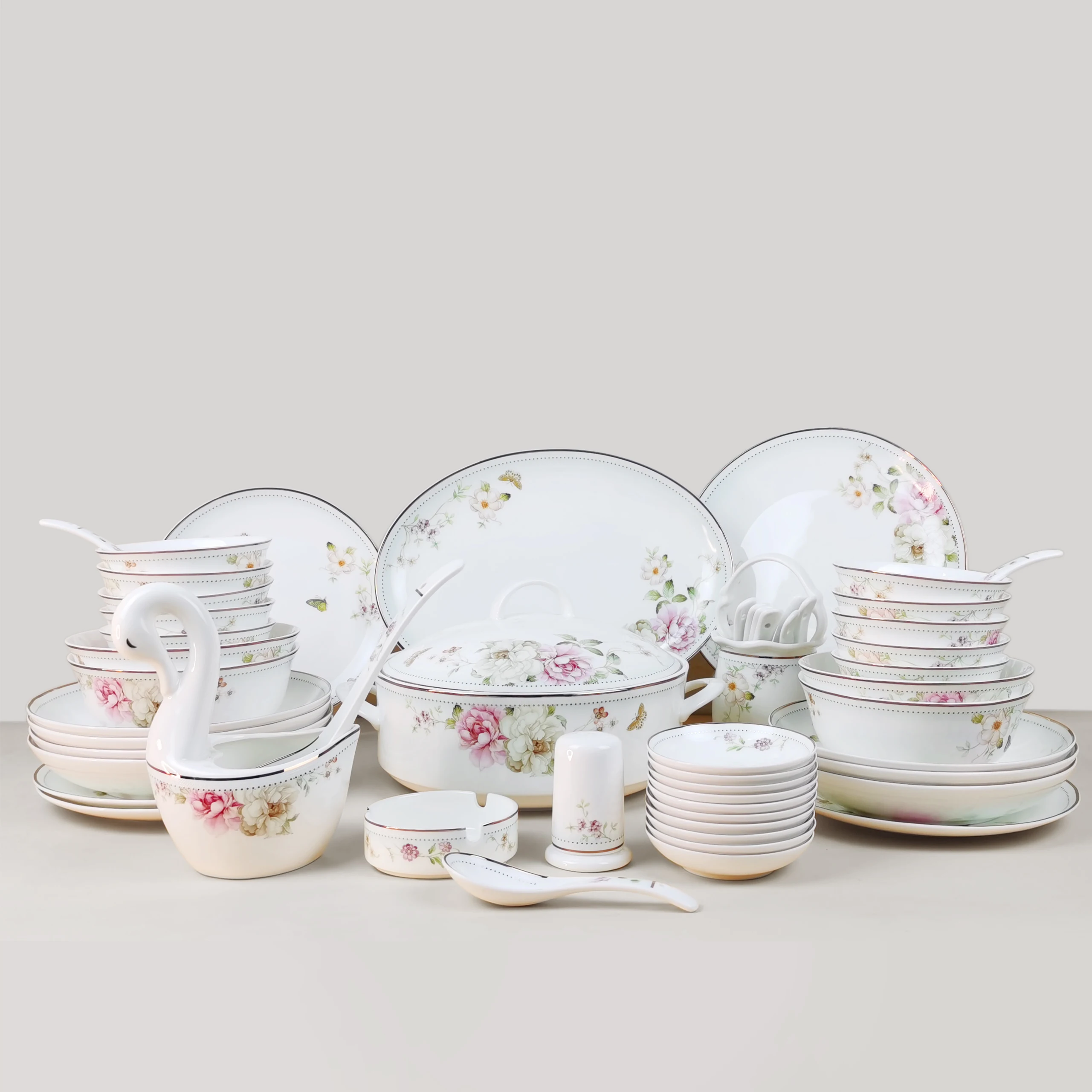 

Wholesale 52pcs Luxury Bone China Tableware Decorative Royal Gold Rim White Ceramic Dinner Set for 10 People