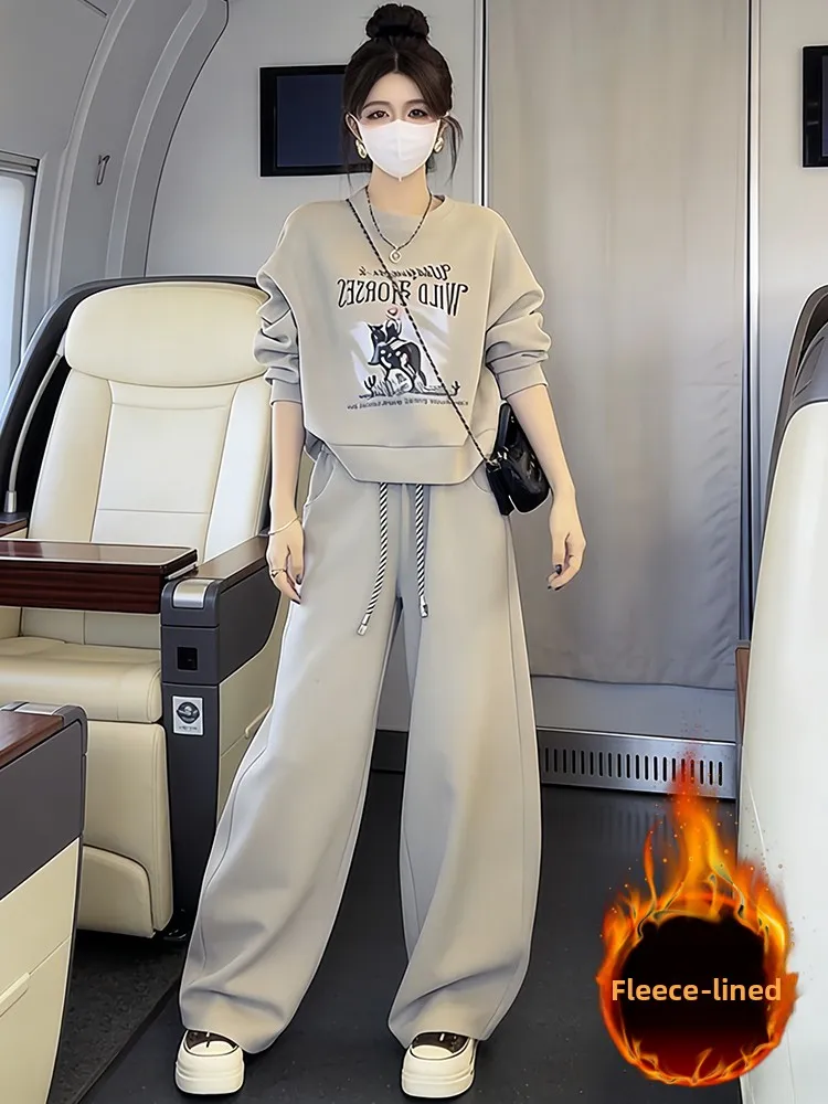 

Зимний комплект 2026: Новинка! Европейско-корейский стиль, женский повседневный спортивный костюм, модный антивозрастной свитшот на флисовой подкладке и брюки с широкими штанинами.