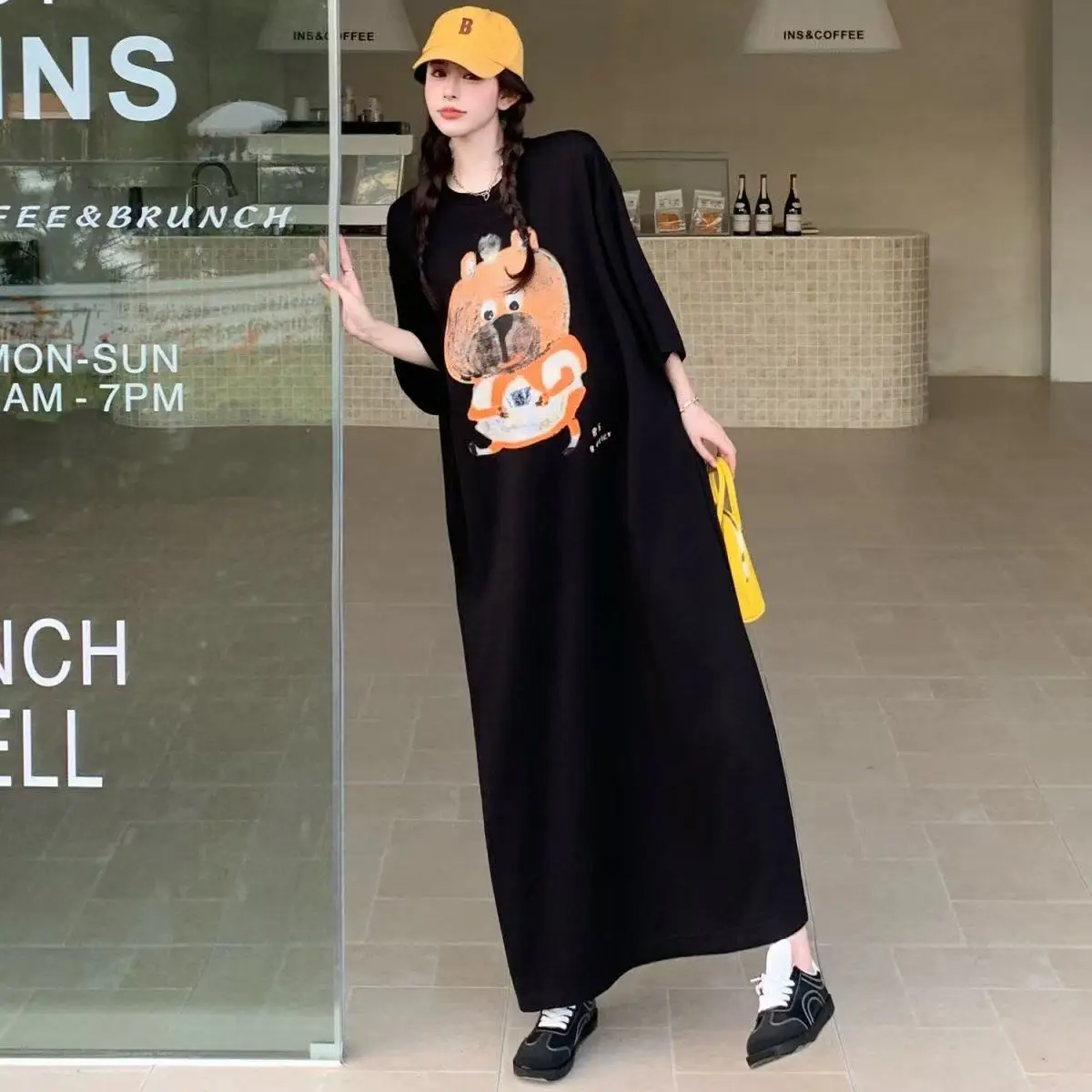 ชุดเดรสแขนสั้นลําลองผู้หญิงหลวมฤดูร้อนสไตล์ใหม่ไหล่ตรงยาวกระโปรงคลุมเข่าเสื้อยืดชุดยาว