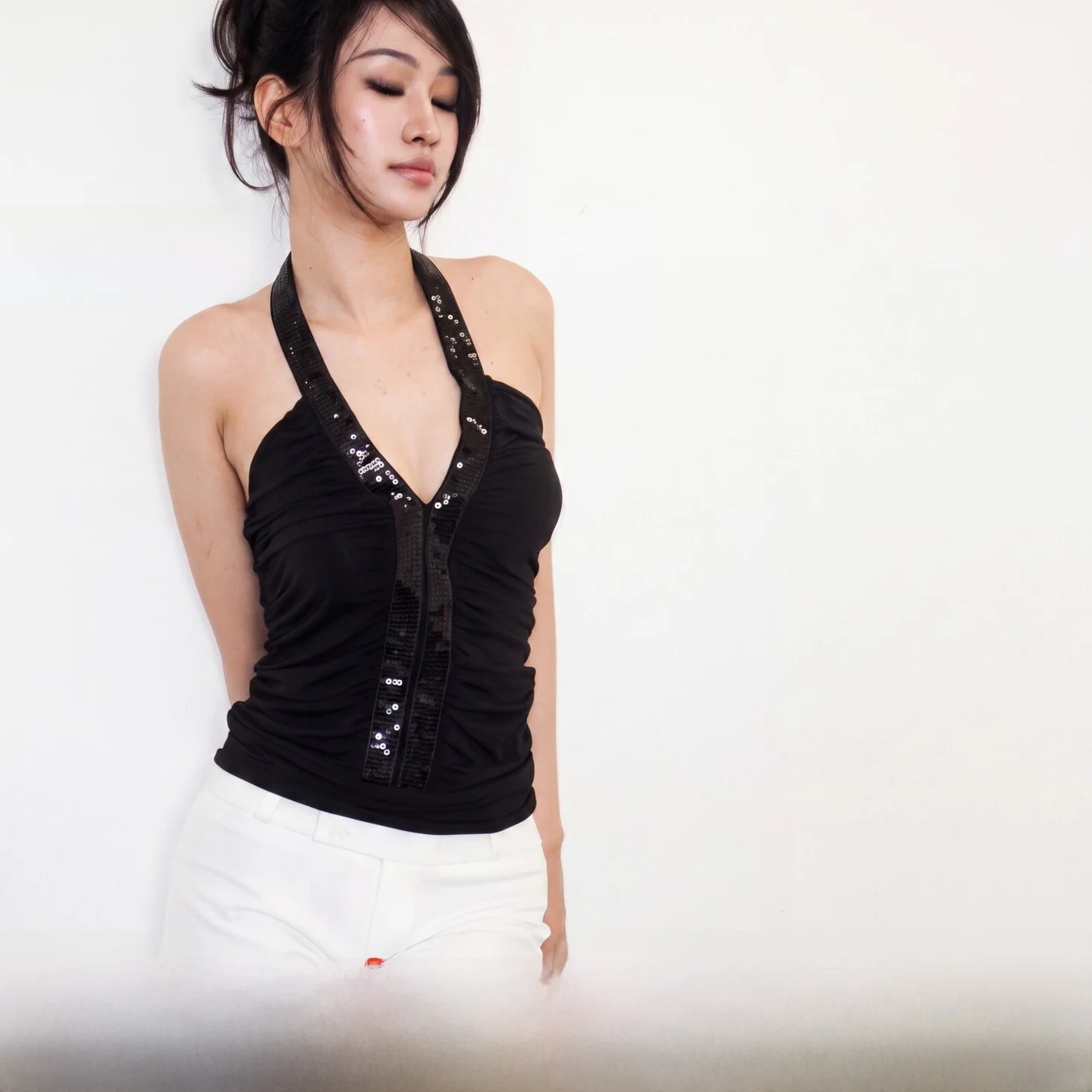 Slim Fit V-Neck American Retro Halter Top Women's Sequin Button Pleated Elastic Inner Wear Tank Top Breathable Short Length