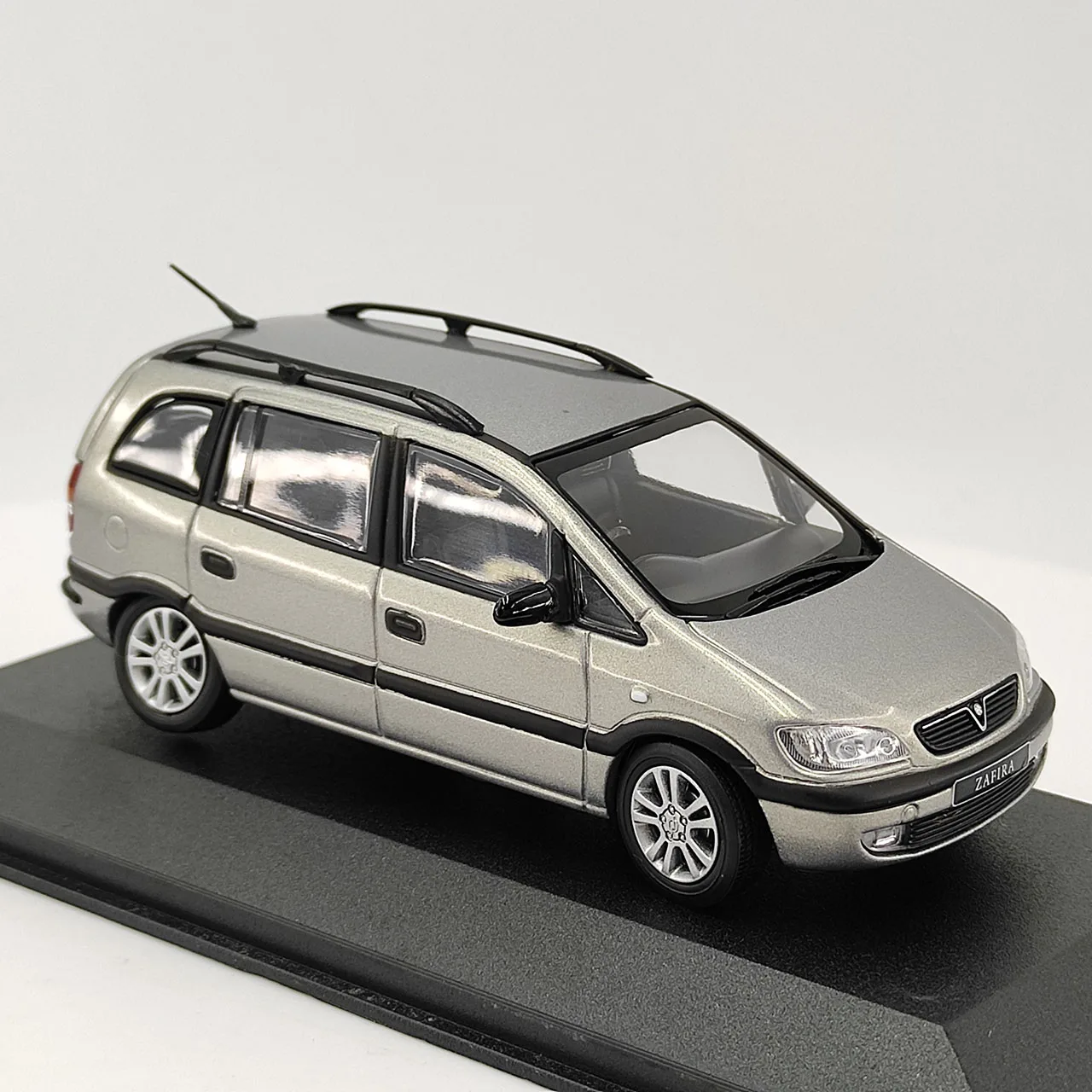 Caja agrietada Diecast escala 1:43 ZAFIRA Van Transporter coche en miniatura de aleación juguete coleccionable regalo adorno de exhibición de recuerdo