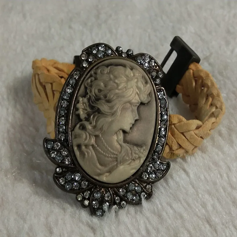 Vintage Antique Gold Cameo Queen Lady Bracelet for Women Evening Party Delicate Wedding Anniversary Gift