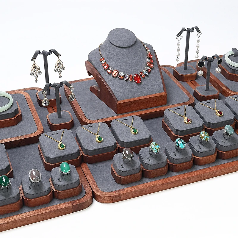 

Подставки для демонстрации ювелирных изделий из массива дерева: браслеты, ожерелья, кольца и браслеты-обручи. Подставка для демонстрации золотых украшений.