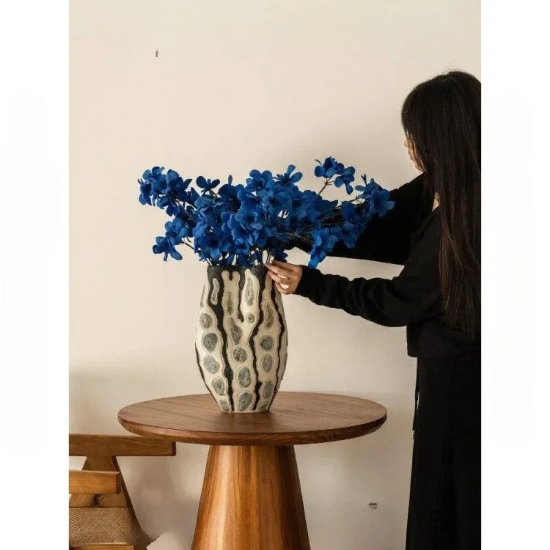 Household pottery clay handmade flower utensils, living room with dried flowers, high-end home art ornaments