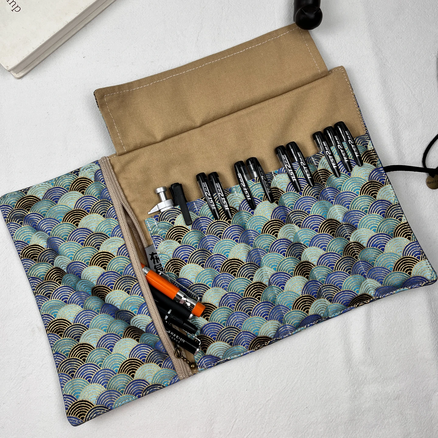 

Handmade Colored Corrugated Fabric Pen Bag Large Capacity Pen Curtain Stationery Storage Bag Pen Bag Portable Rolling Curtain