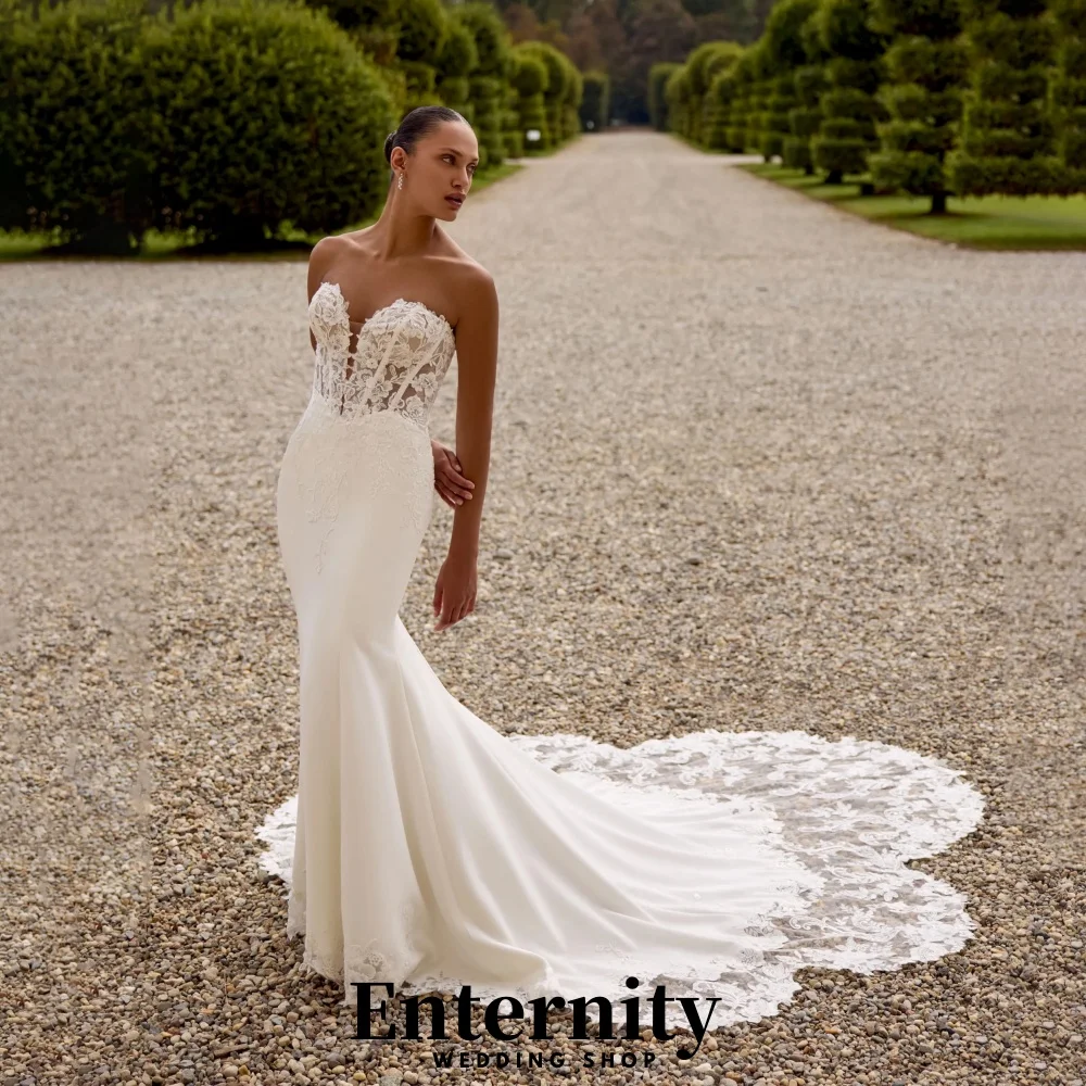 

Customized Elegant V-neck Mermaid Wedding Dress with Sleeveless Charming Lace Applique Bridal Gown for Women with Button